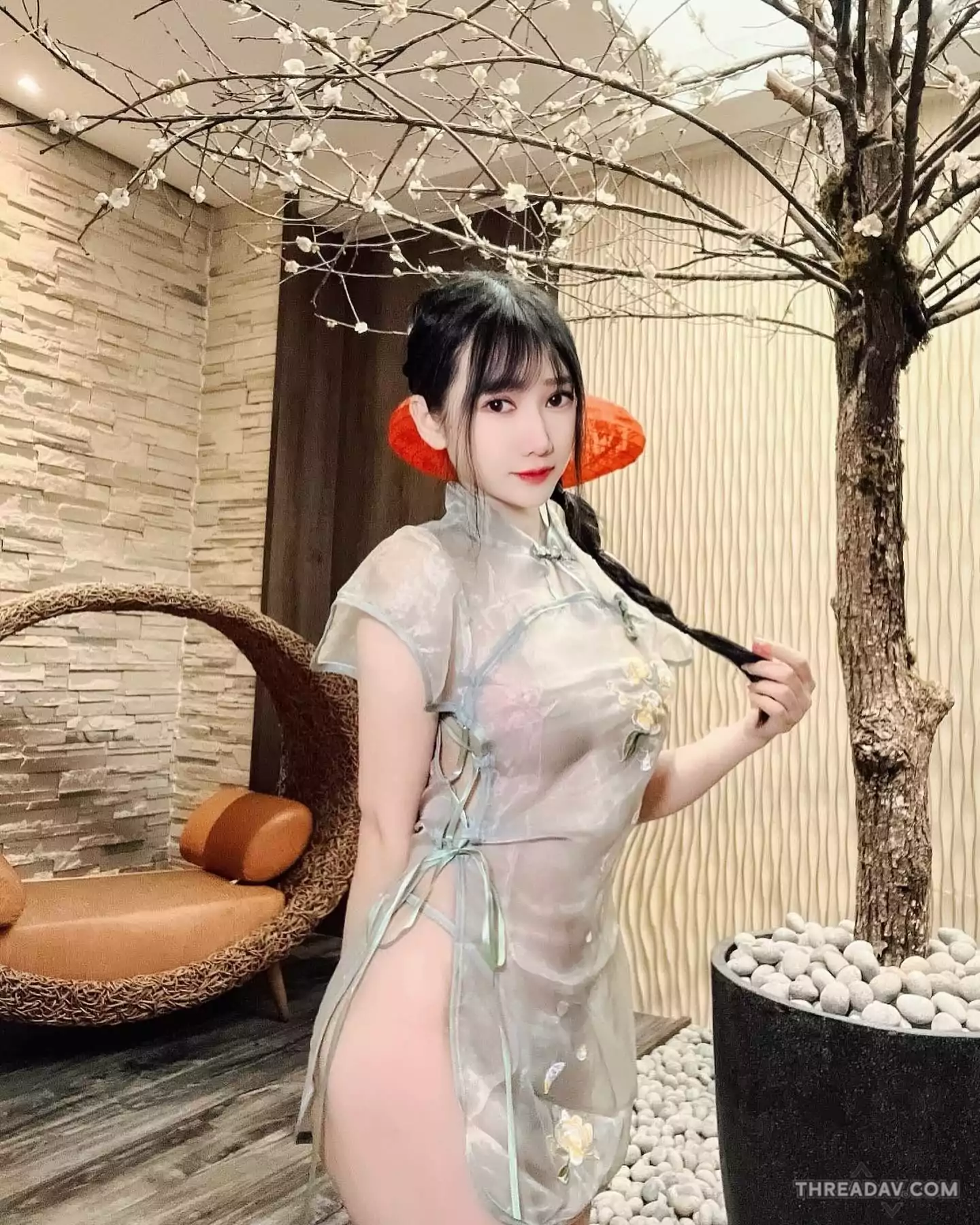 火辣透視！清純女神Yvie又又今日變身性感尤物，旗袍秀曲線引網友熱議