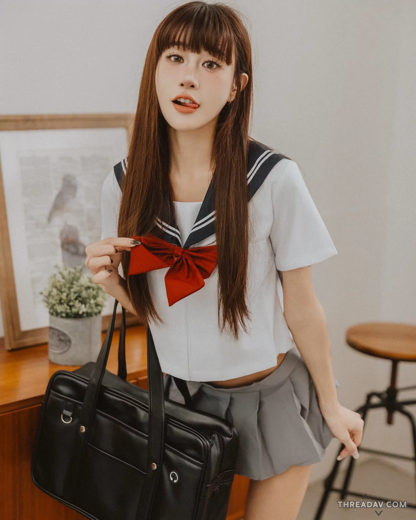 【必看】Lara雙囍性感美女穿上學生制服，瞬間逆齡成女高校生！