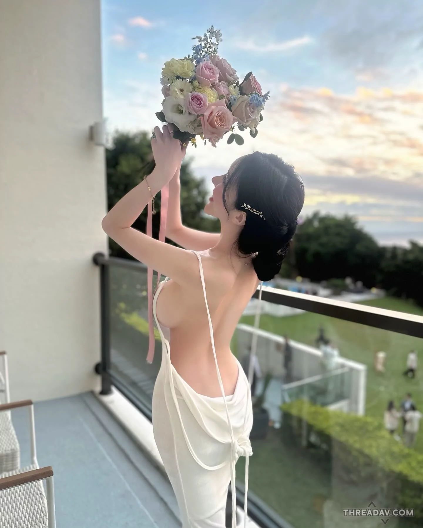 網紅雲嫣大膽展現側乳美背，犯規風采引爆網路！