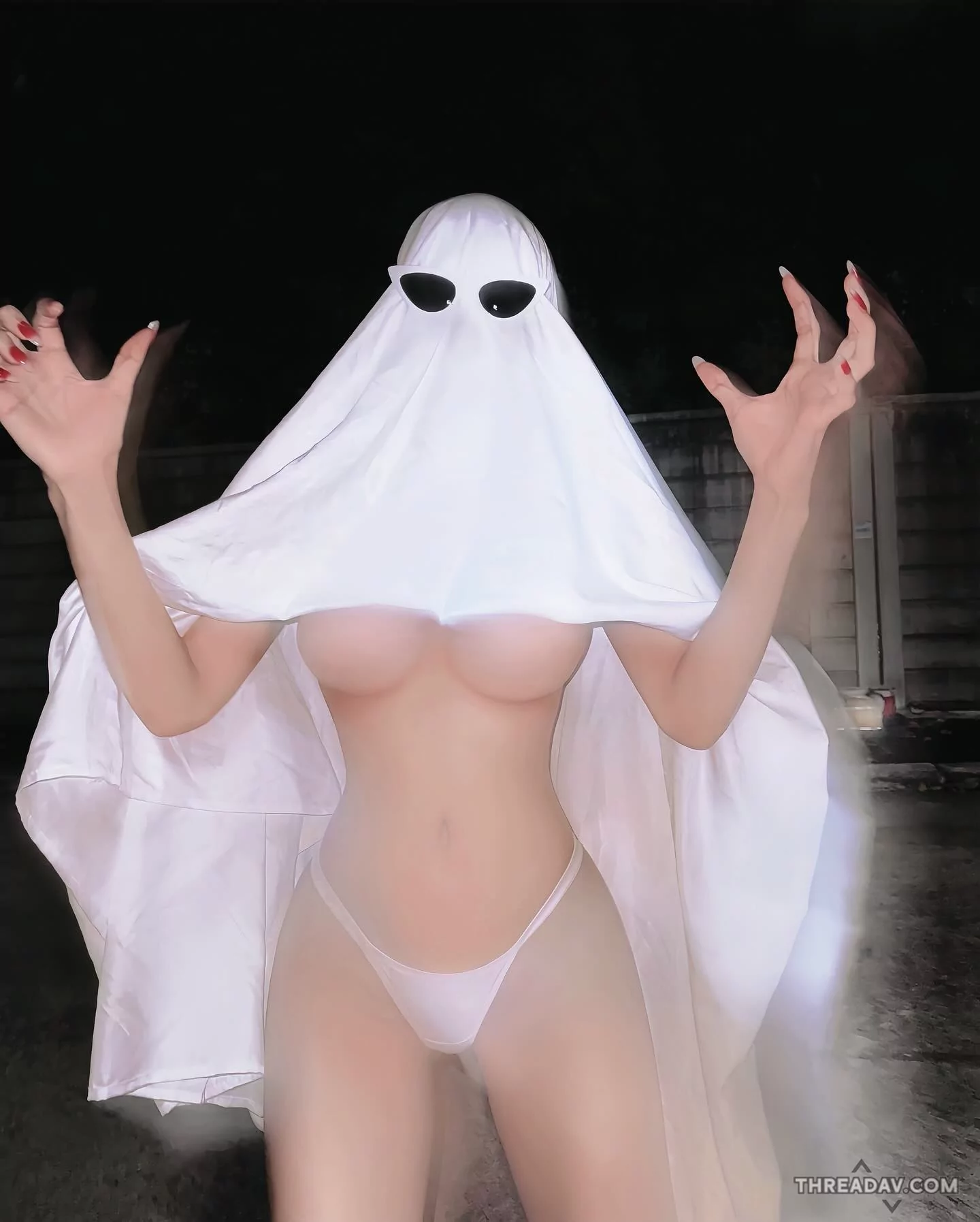 驚悚現身！街頭爆乳幽靈驚現，超級尺度震撼目擊者！