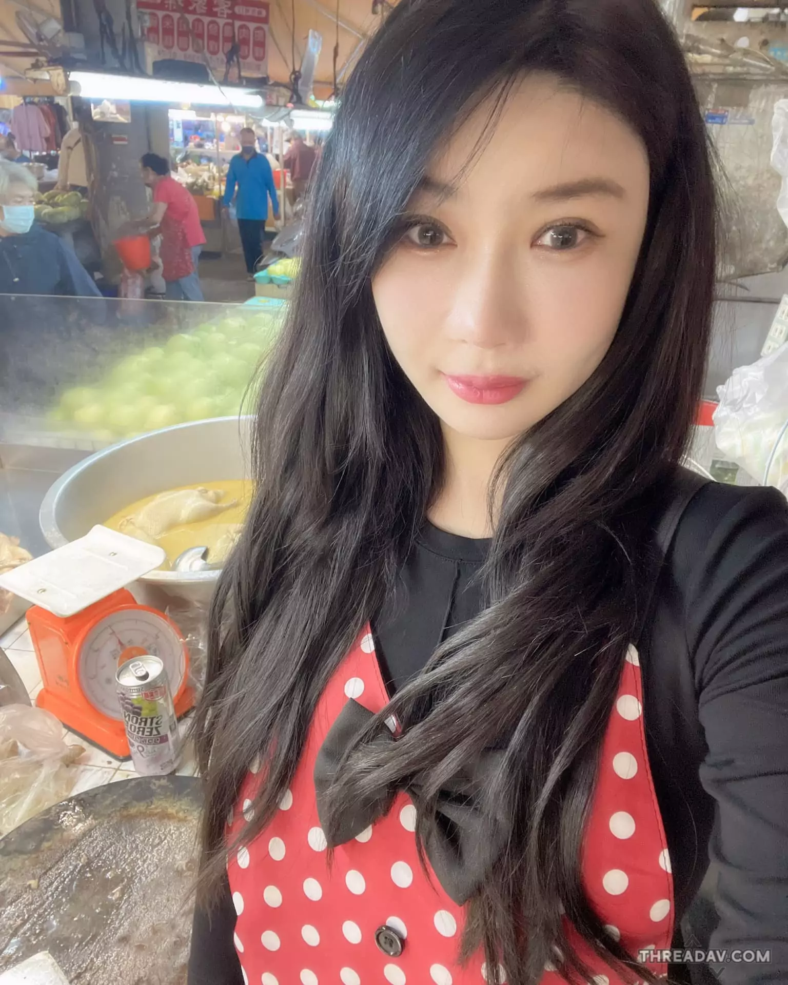 高雄市場鹹水雞必吃！正妹老闆娘爆乳剁肉自稱賣雞小姐姐 - 網路美女