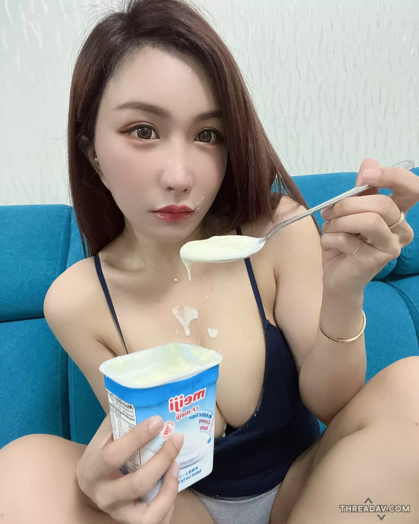 《Maggie媗媗》爆乳吃優格畫面太火辣！全身白到不可思議 - 驚艷網路美女