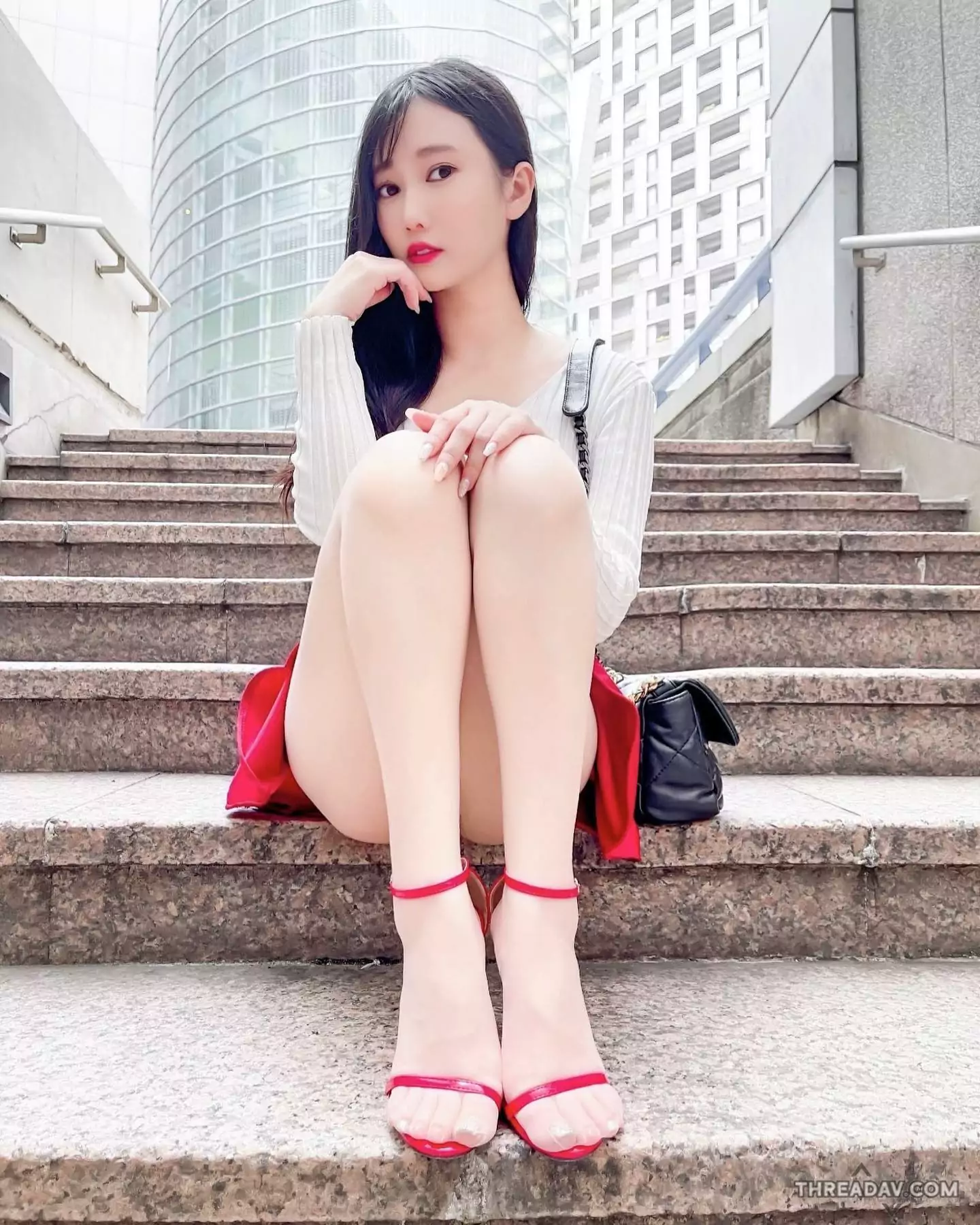 辦公室辣妹「再次」坐階梯差點走光，短裙白皙蜜桃勾引眾人！ - 網路美女
