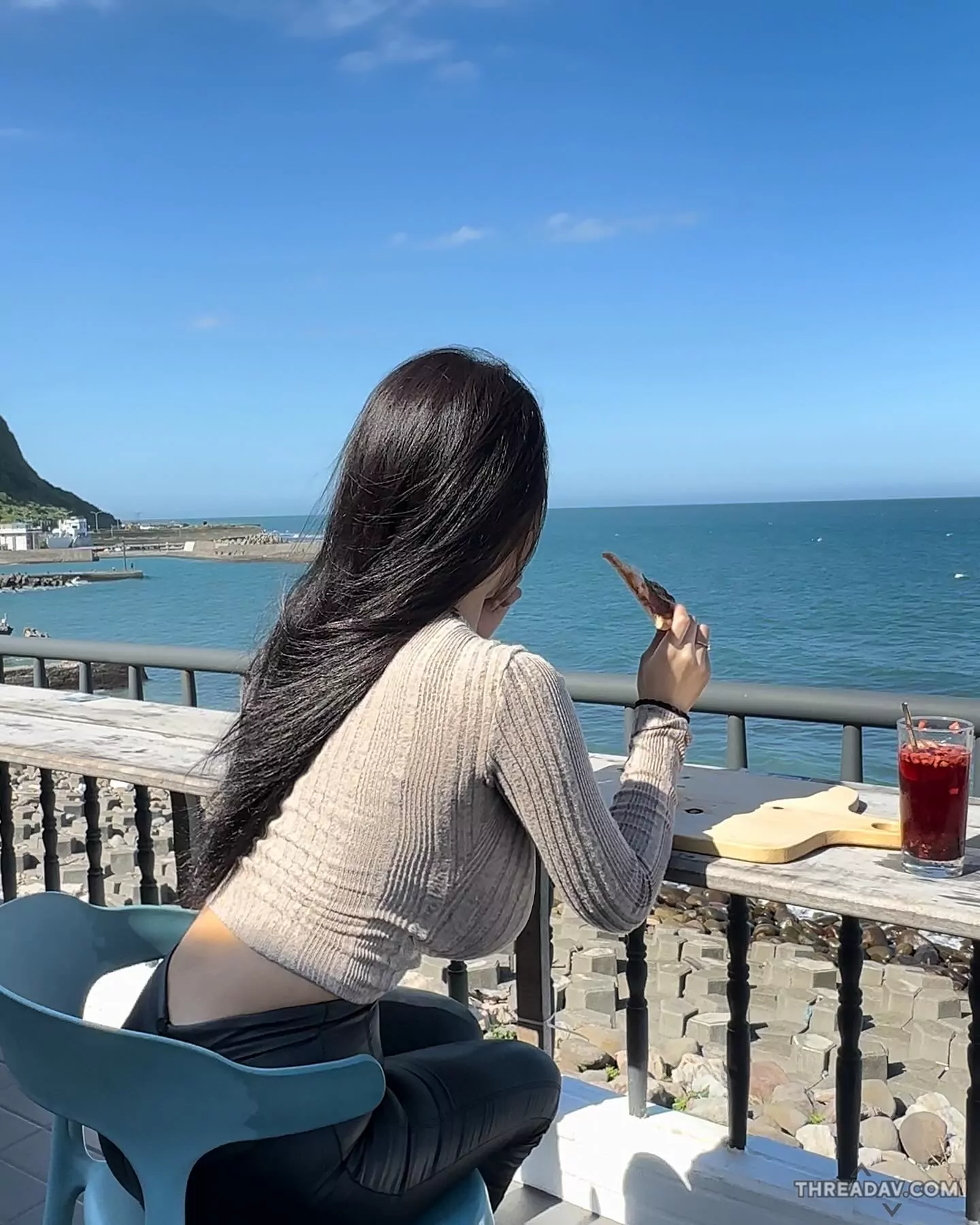 海濱咖啡廳驚見巨乳妹胸前「好大一袋」，乳浪比海浪還洶湧！
