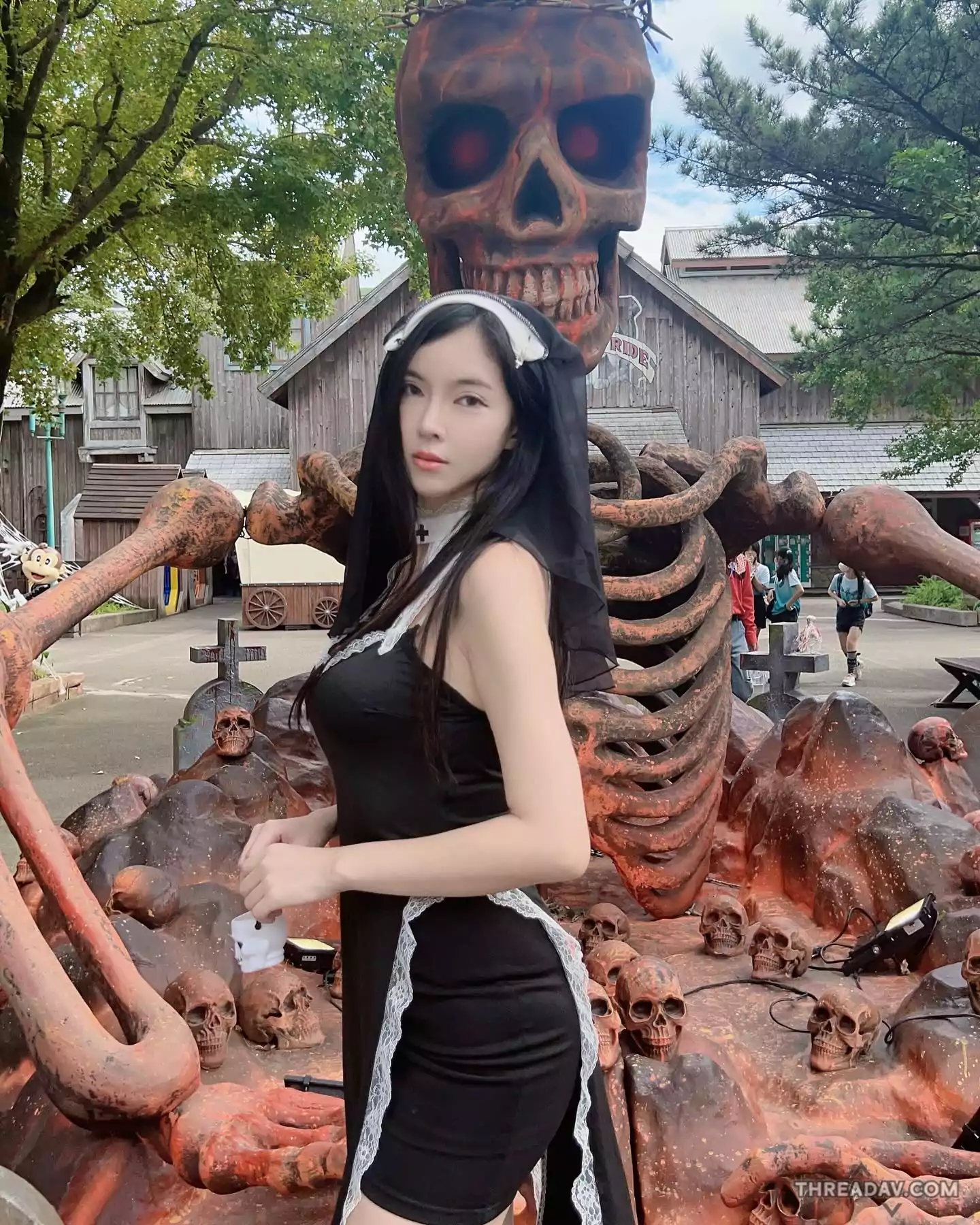 性感修女「羅莉Rolly」祈禱中夾住十字架，深溝曝光！- 網路美女