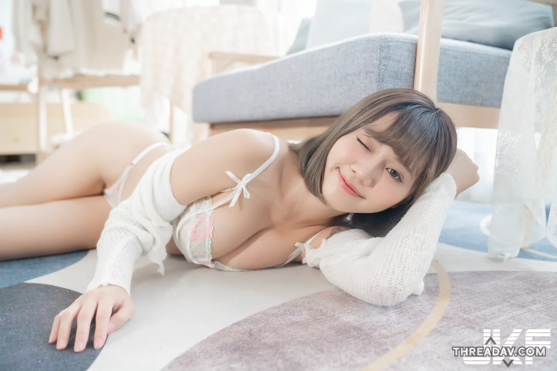 探索「涵涵」的超誘惑曲線：居家美女展示極品美胸！