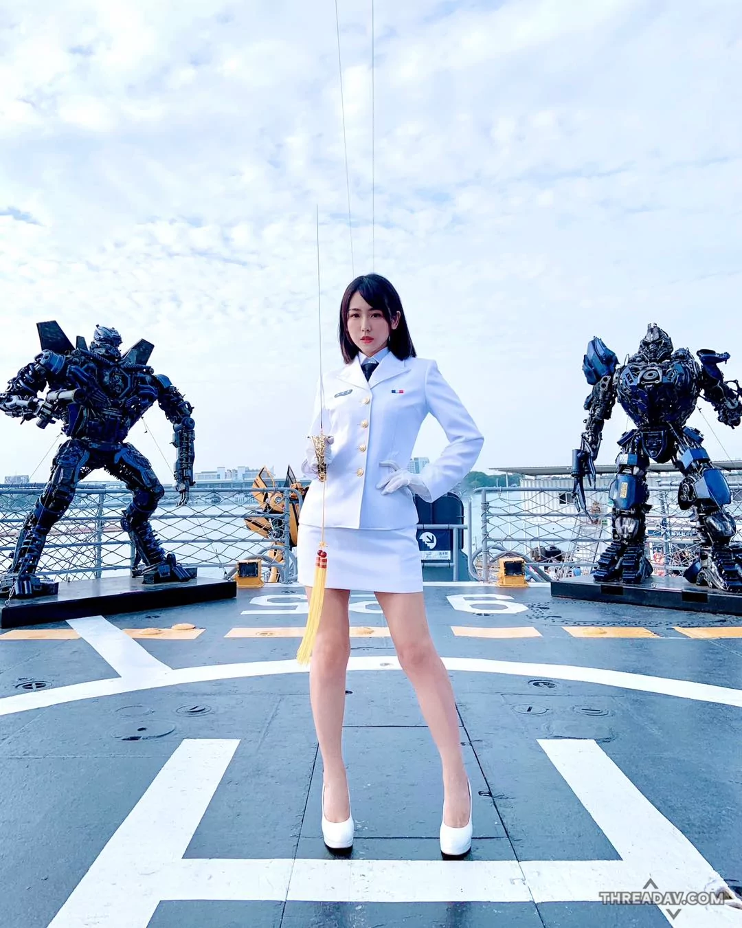 帥氣女海軍「希希CC」舉軍刀慶雙十，性感美腿讓粉絲瘋狂敬禮！