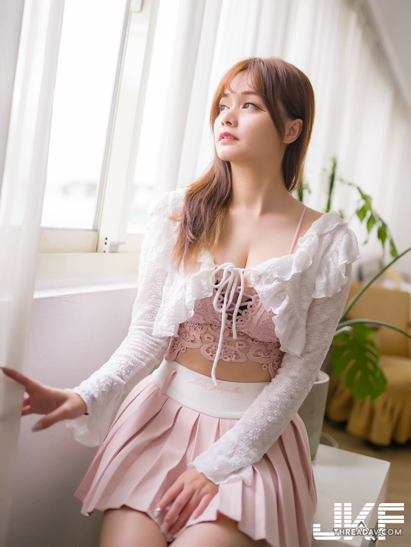 火辣百褶裙美女李樂樂居家挑逗，誘人美乳險些外露！ - 網紅美女專區