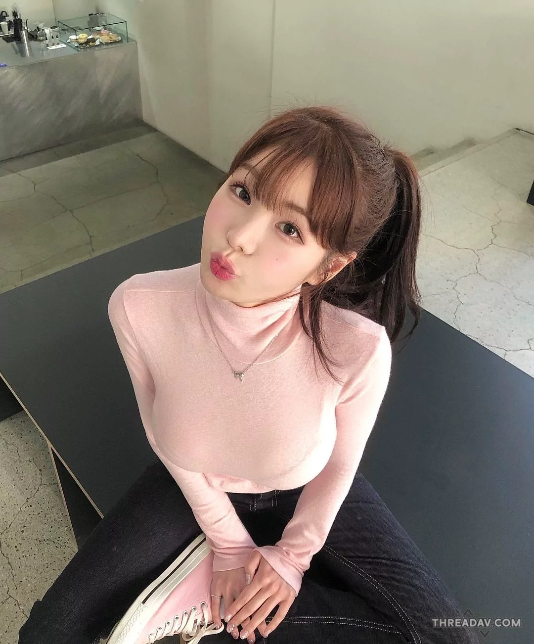 正妹穿高領毛衣展現仙氣與曲線，網友驚呼無法抗拒！