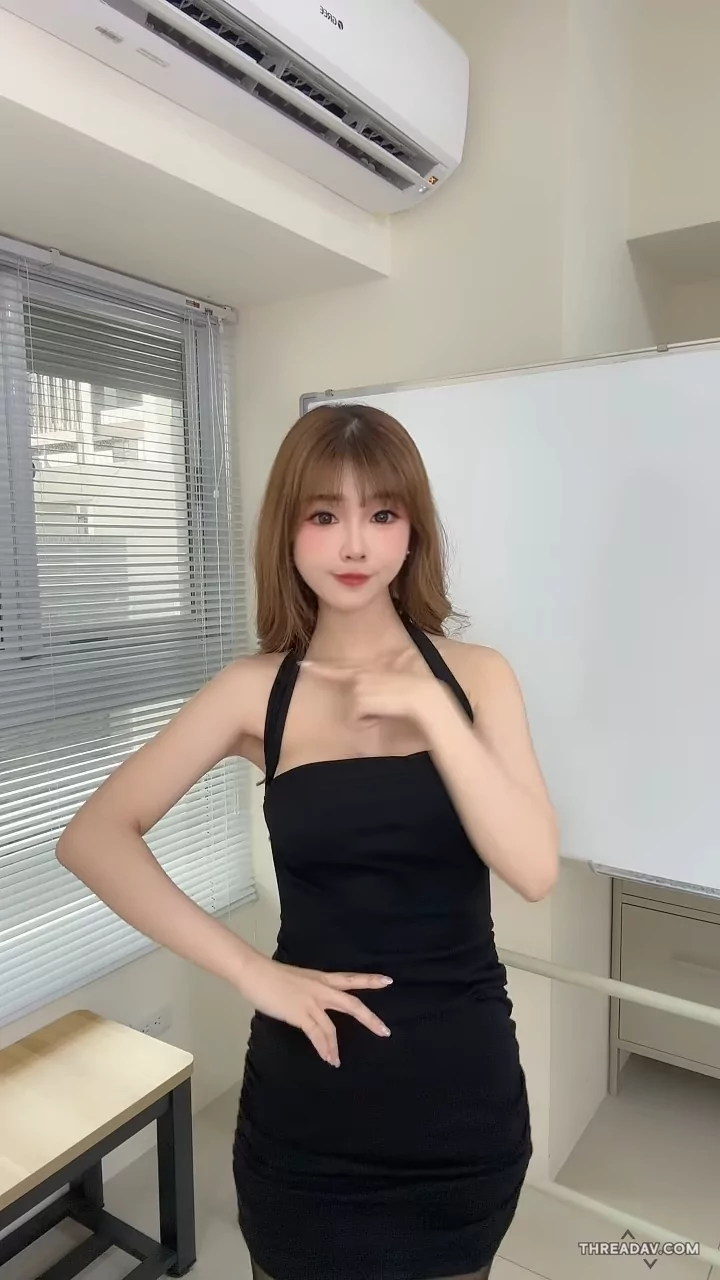 網路美女凱蒂老師大方寵粉，性感招生「倒乳撿筆」吸引眾多目光！