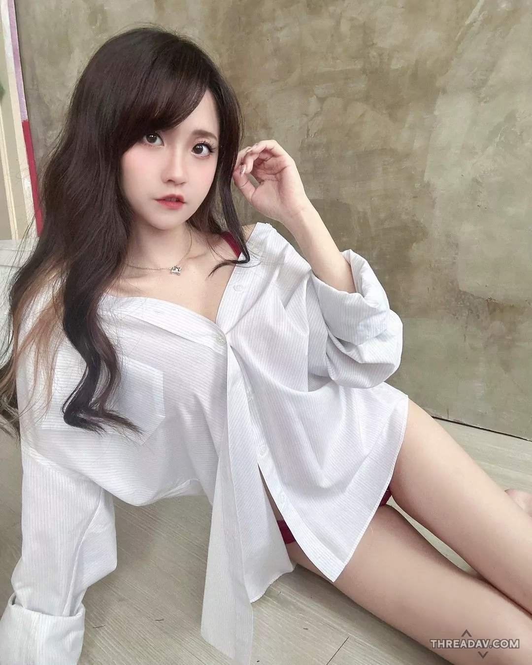 甜萌小隻馬「Mimi 佳佳兒」男友襯衫當戰袍，解扣露美胸太誘惑！10個網友都被她迷倒了！