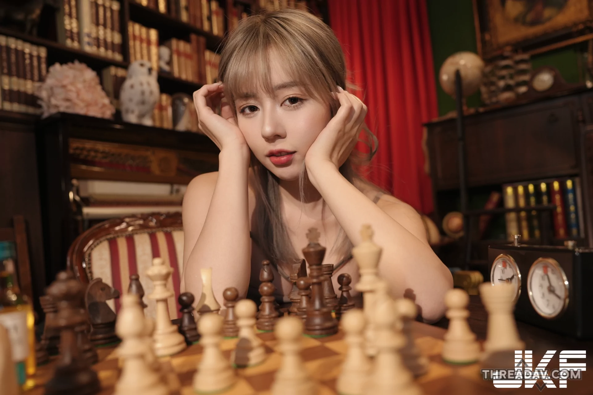 高顏值美乳正妹「王王」下棋誘惑，曲線勾人緊身裝大解析！