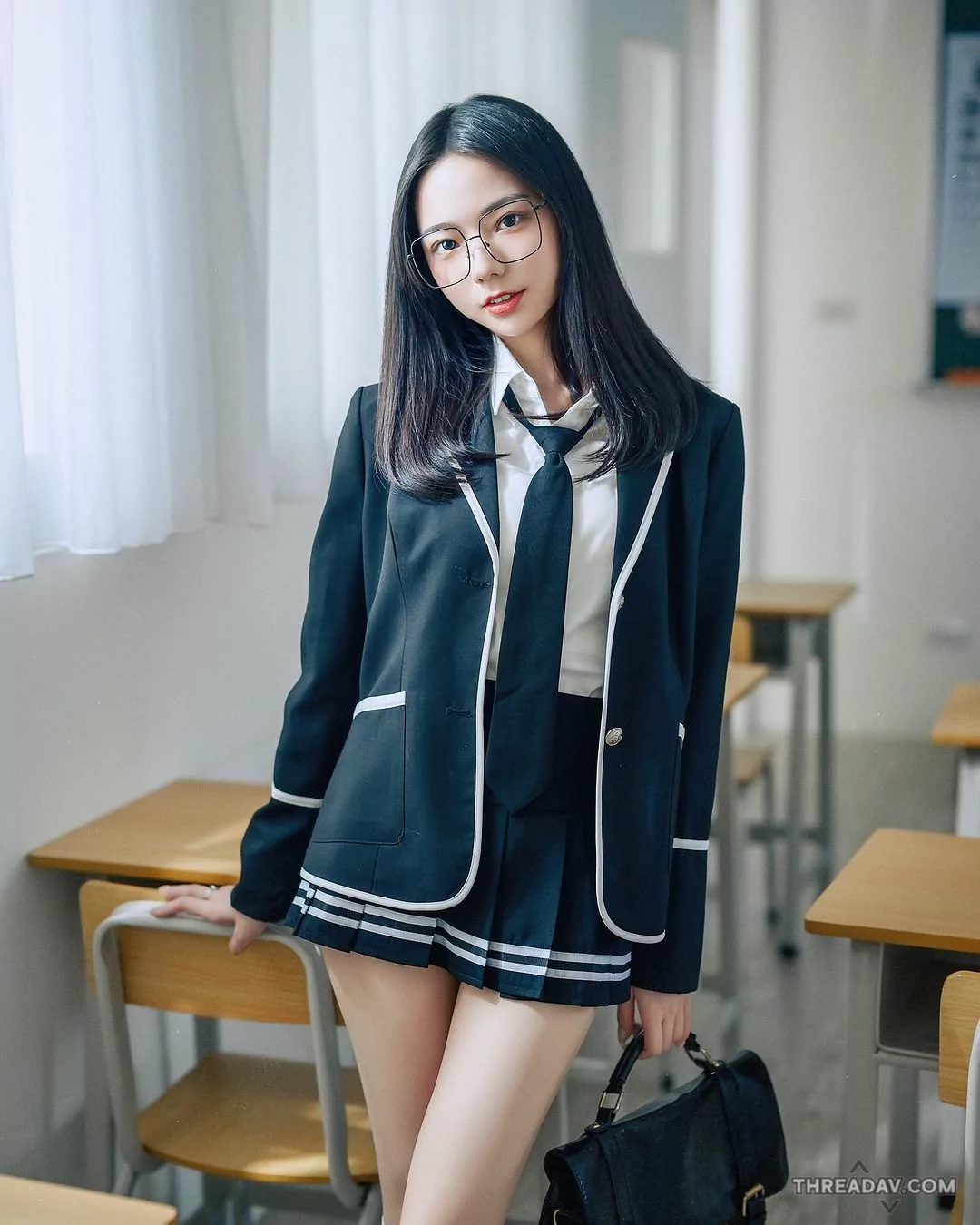 校花眼鏡妹「啾啾」火辣登場！網友瘋傳「裙底美腿」照片