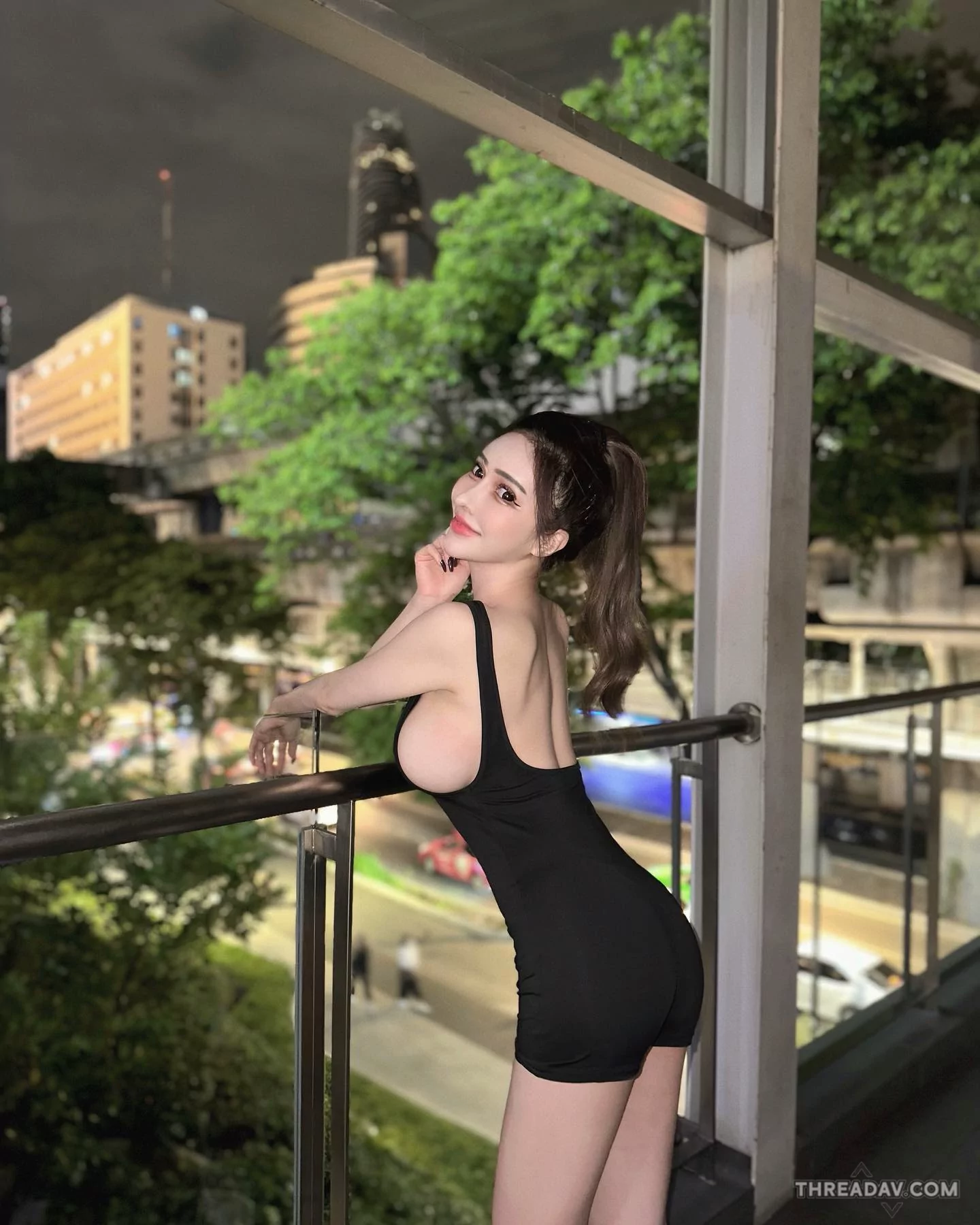 火辣女神「雲嫣」天橋漫步，側溢豪乳超耀眼！正面驚人大小曝光 - 網路美女