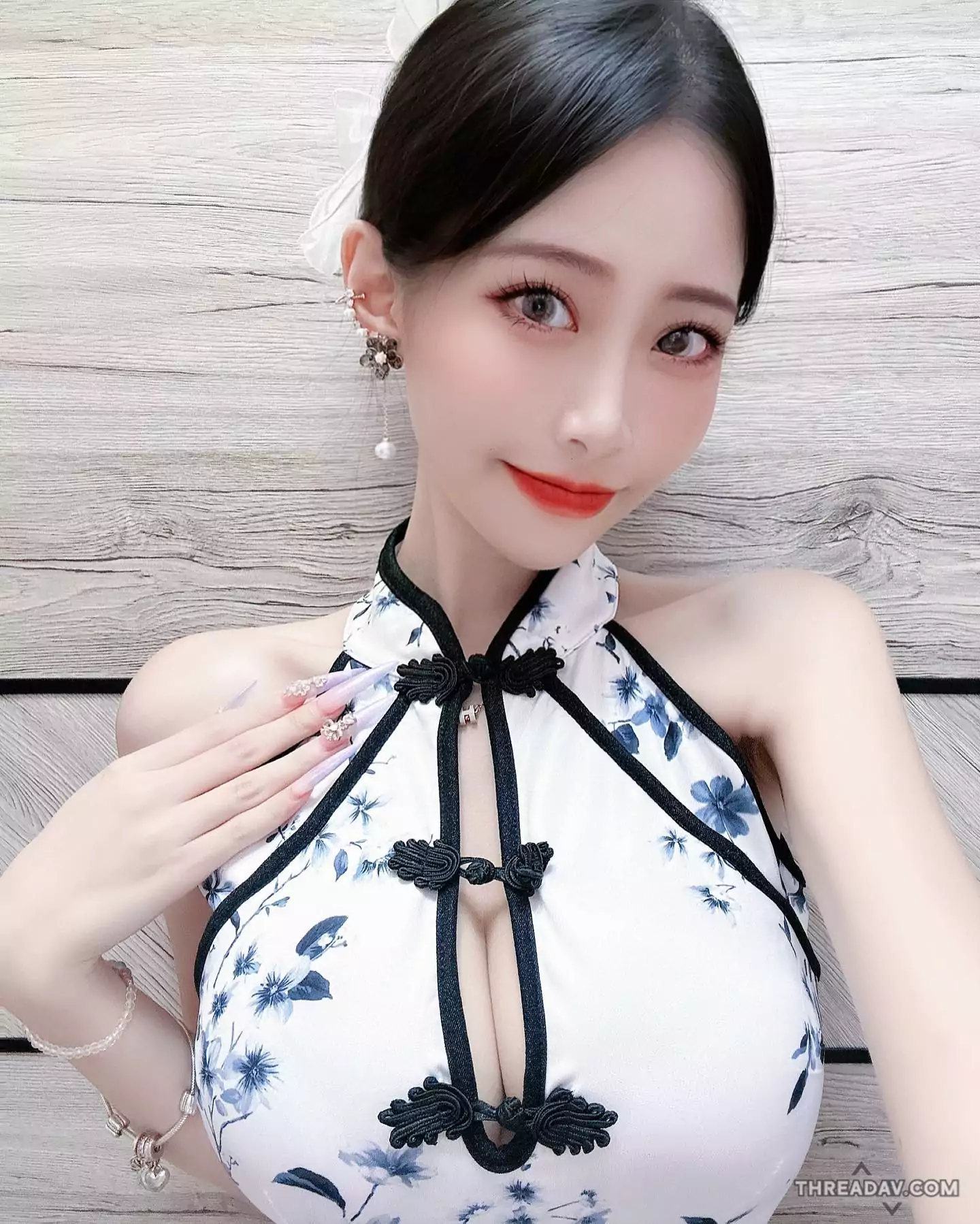 性感玟妡WenHsin罕見穿旗袍！爆乳深溝超犯規，網友瘋傳！