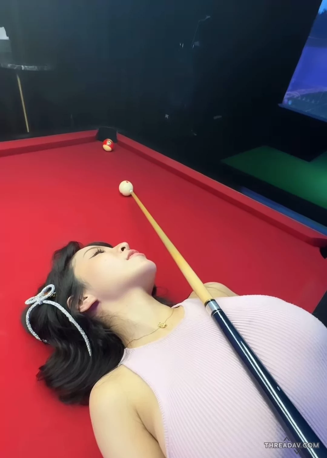 香菱壽星無內衣挑戰撞球，巨乳壓力逼進洞引爆點擊！