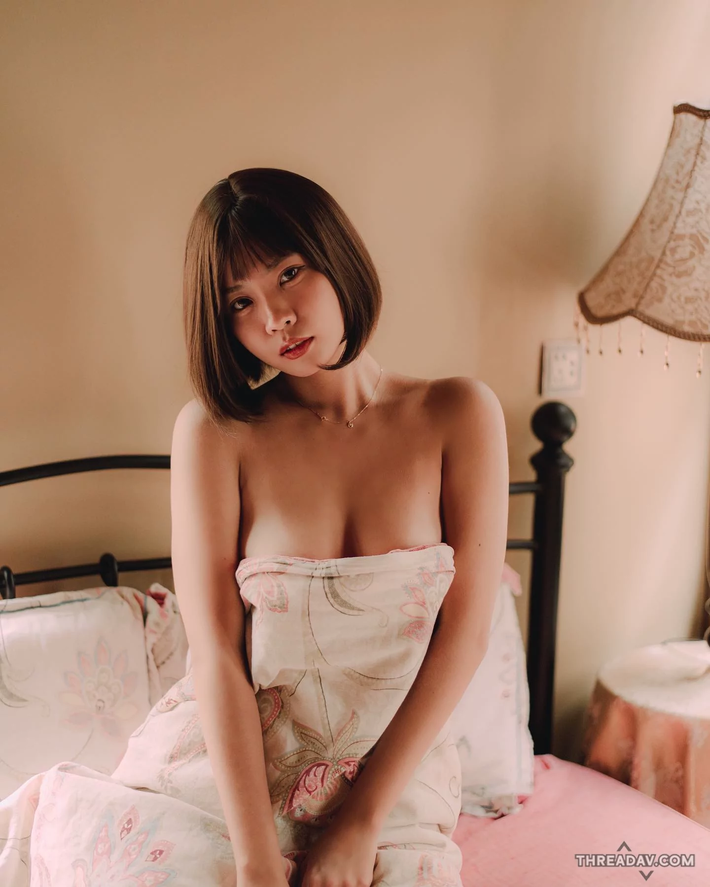 短髮少女「果果寶寶」私密床照曝光！深厚事業線讓粉絲失眠