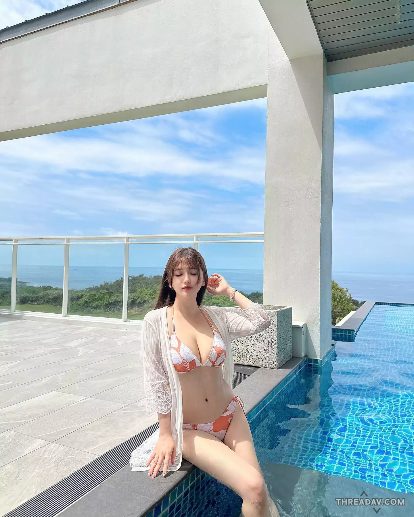 「莫葵 Vika」墾丁比基尼浪漫假期：白嫩雪乳盡展魅力，網友大讚無法抗拒！