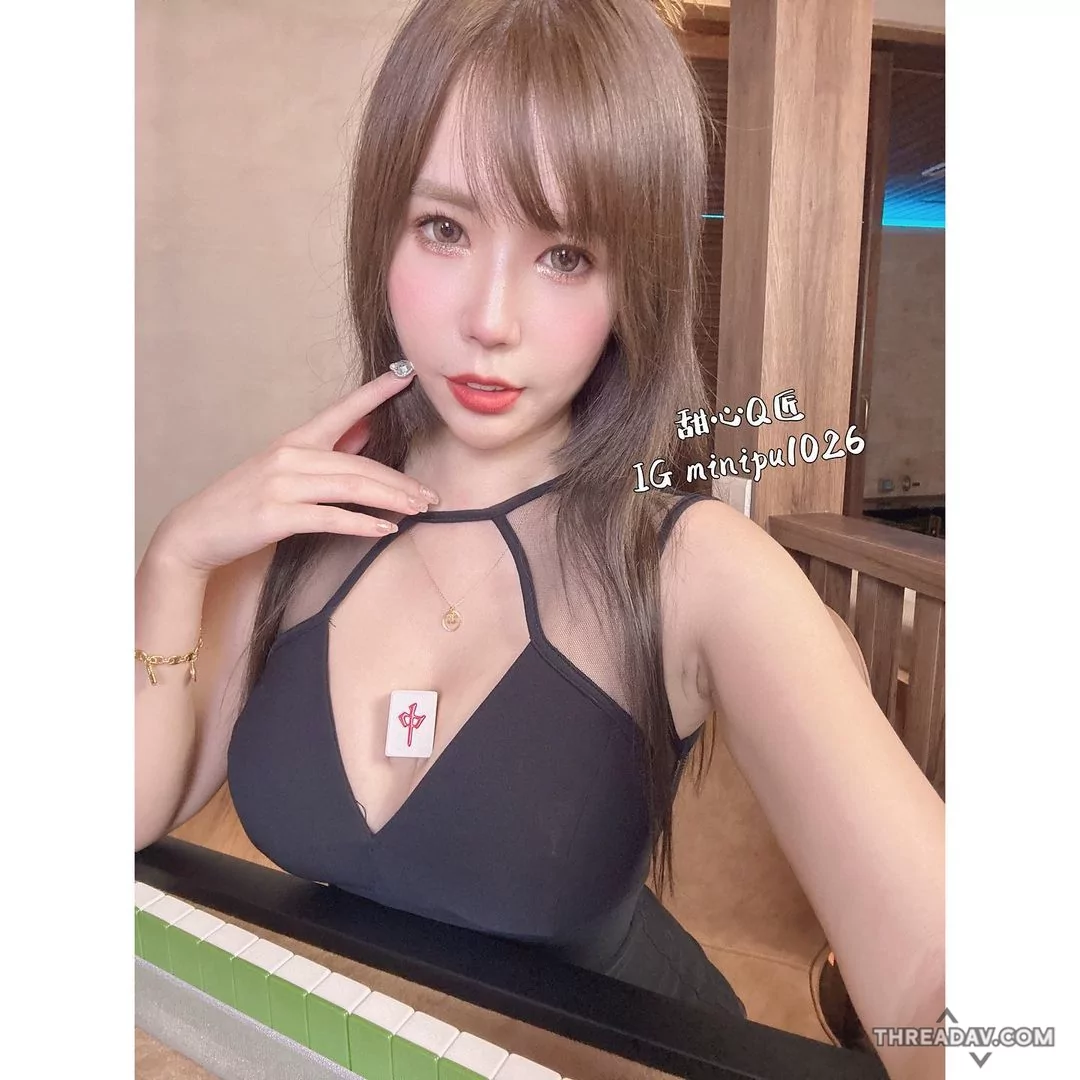 爆乳「甜心Q匠」火辣登牌桌：乳夾紅中！粉絲瘋狂想截胡 - 網路美女