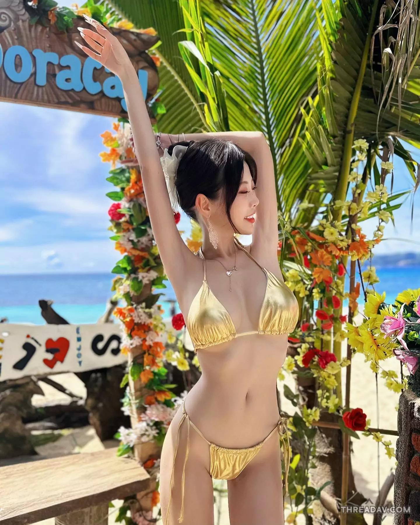 性感女神玟妡長灘島比基尼大秀，展現完美「美乳細腰」風采！