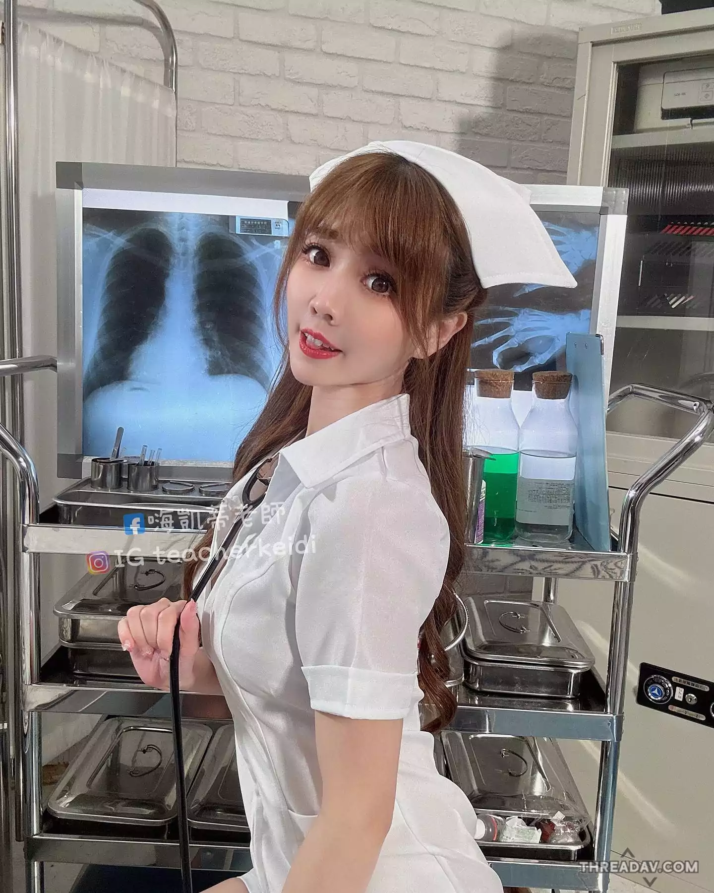 凱蒂老師化身性感護士！探秘雪乳美女如何聆聽你的心跳