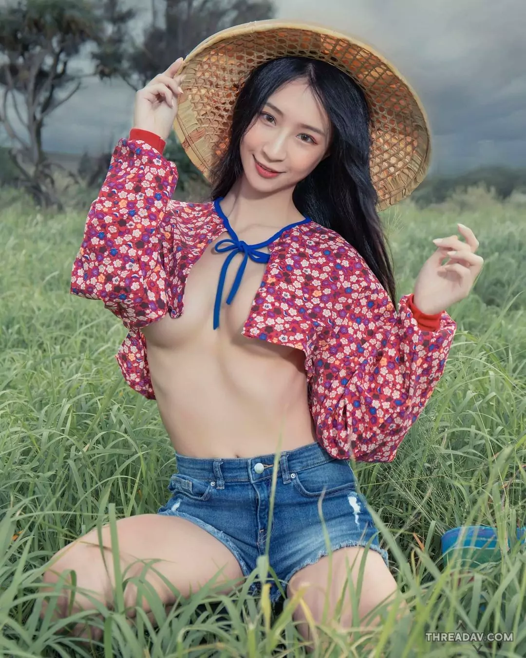 「小采緹Sunny」美乳細腰上身掏空，衝擊小鎮！ - 網路美女大片曝光