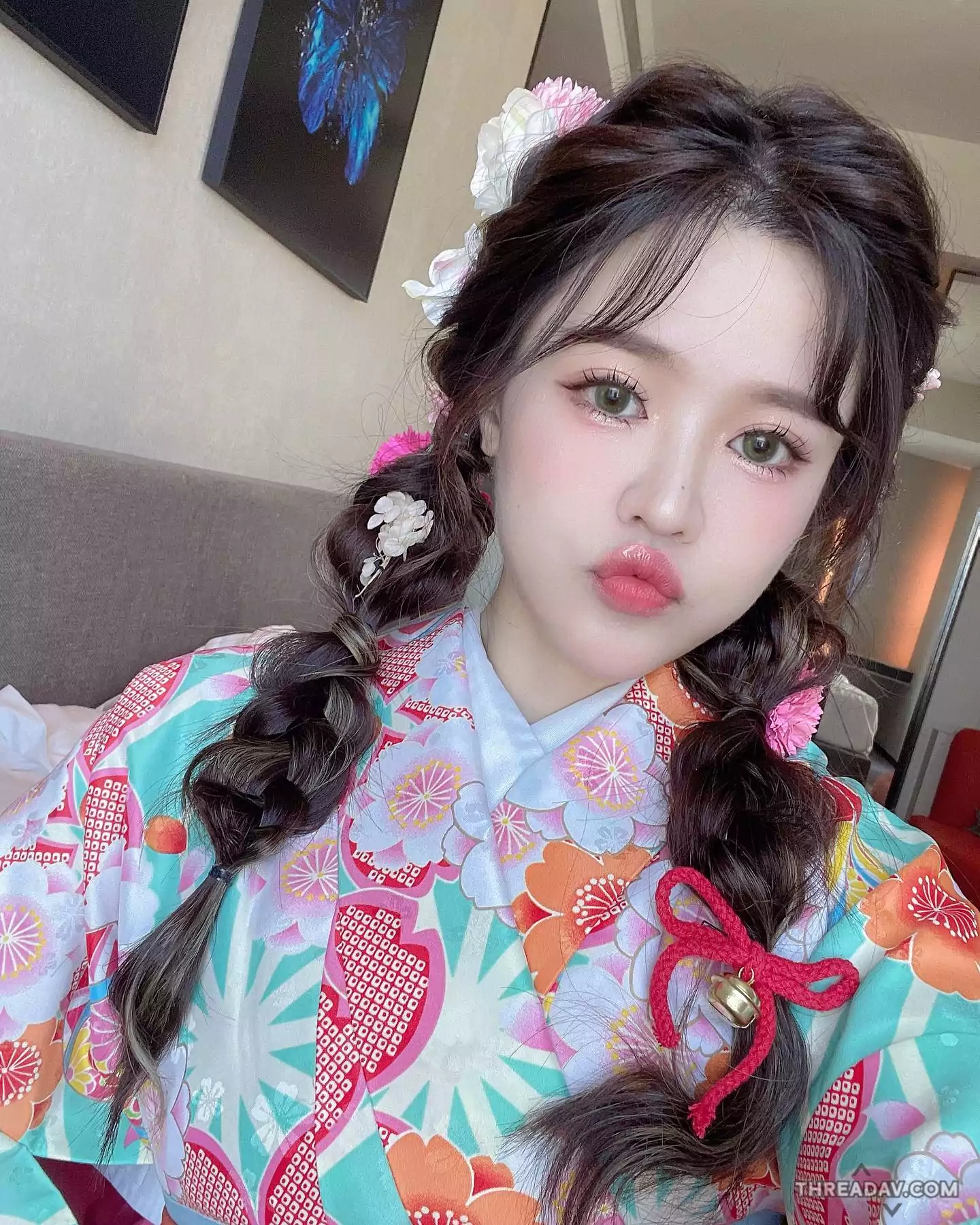 「Tien小天」的甜美嗓音：彩妝師分享自彈自唱影片，讓粉絲心動