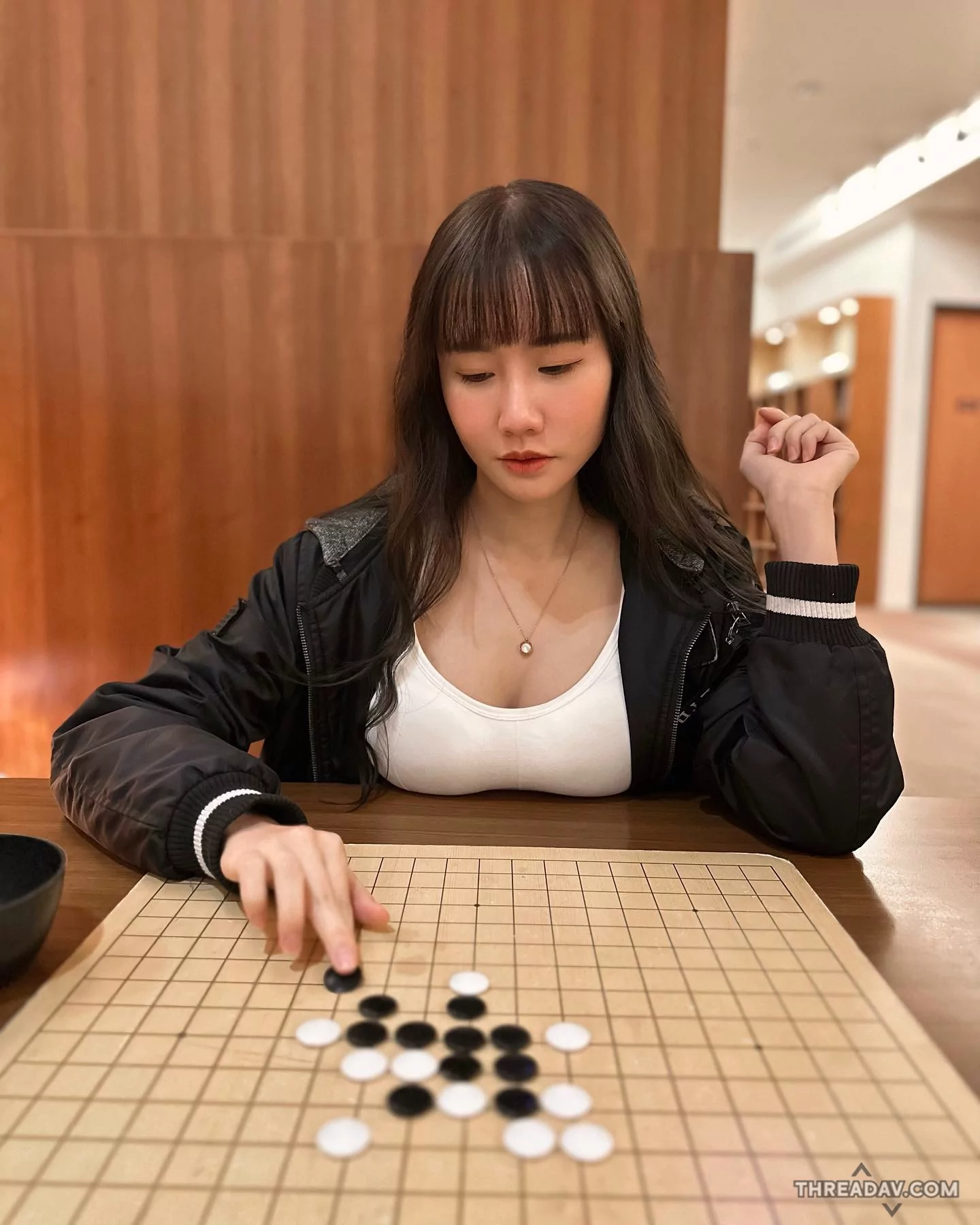 正妹魔術師「謝雪兒」爆乳下棋！戰術嗎？想干擾對手必看 - 網路美女