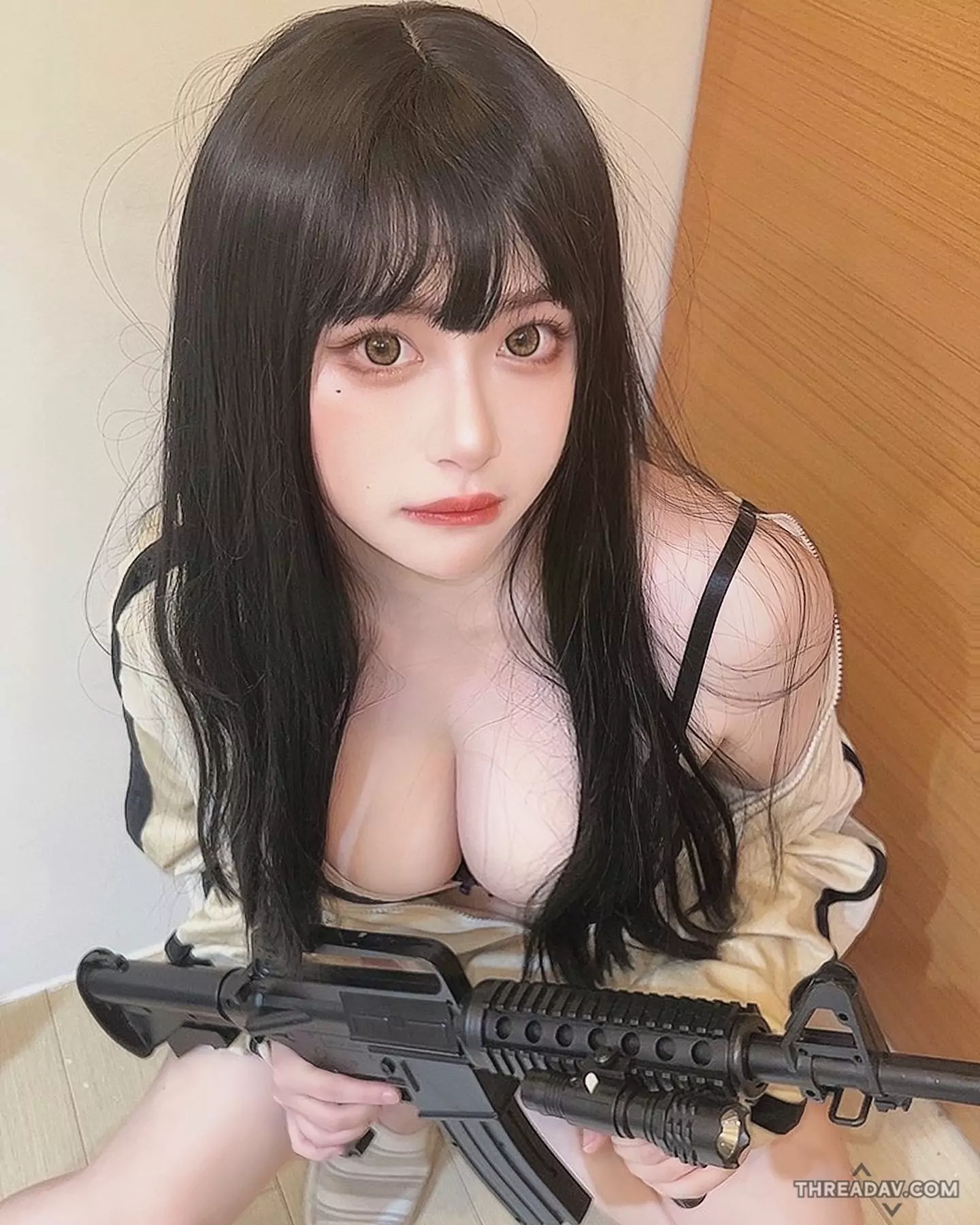 日本台籍寫真女星「膩膩にに」回國發展，意外舉槍要當最辣槍手！ - 網路美女