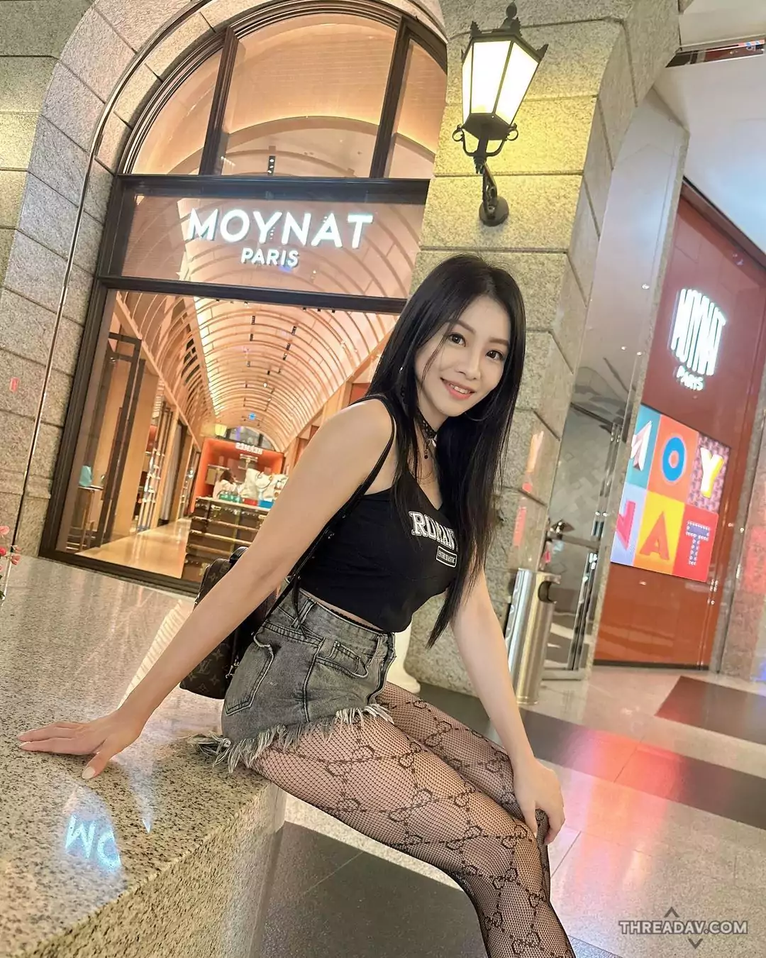 【獨家】性感辣妹「小悠Judy」現身信義區！網友瘋傳「火辣網襪」美腿照！- 網路美女狂潮