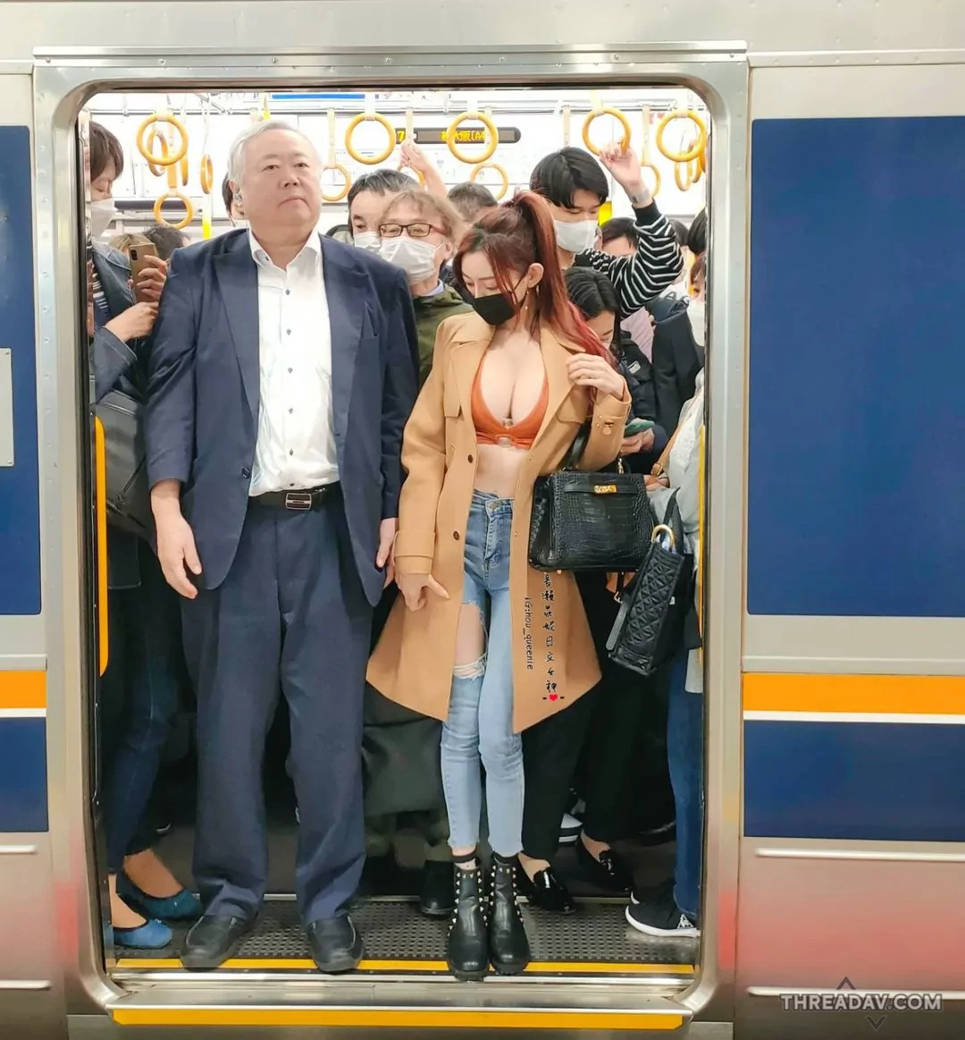 日文老師爆乳擠爆日本滿員電車！門關不住網友眼球