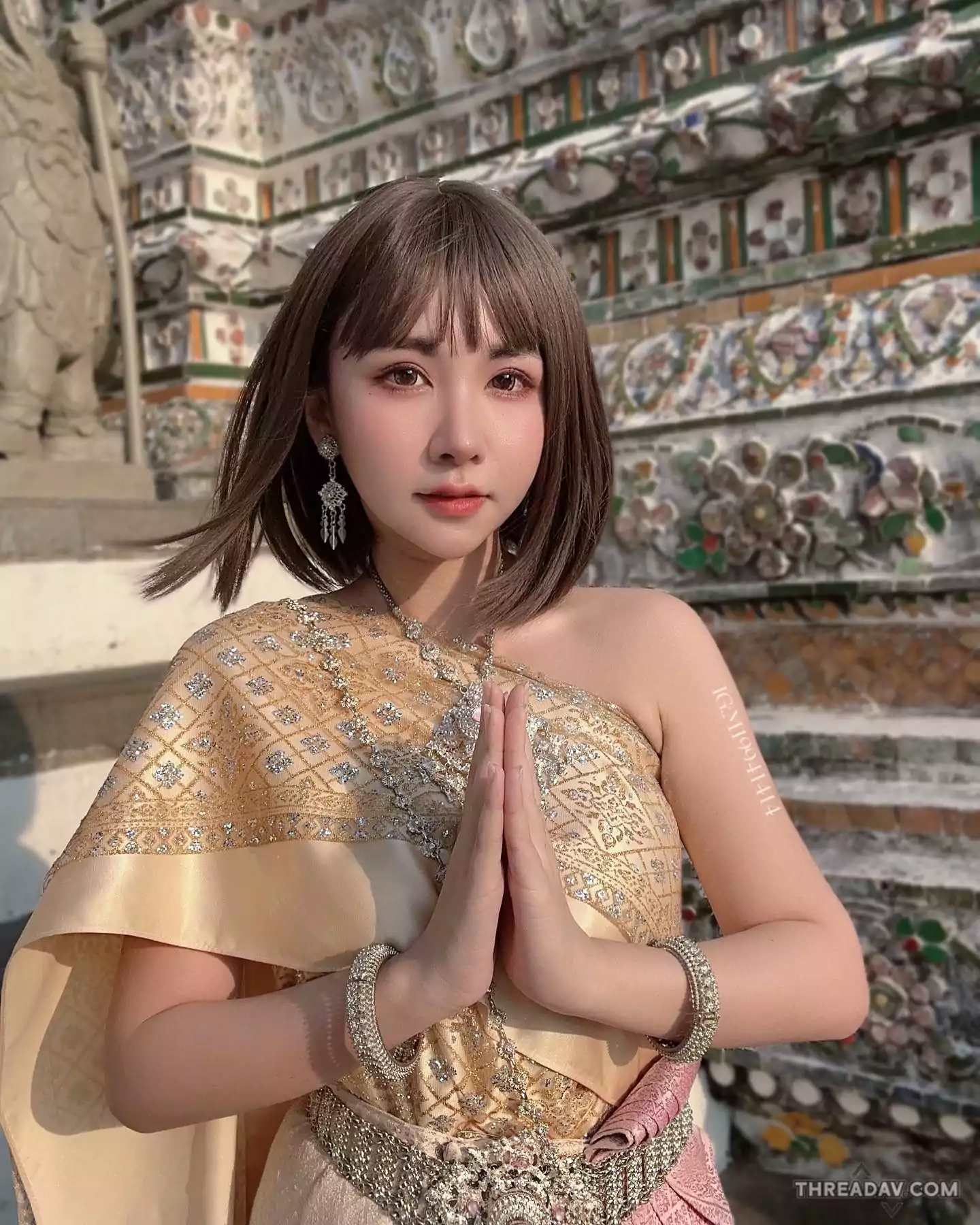 性感JKF女郎穿泰國傳統服飾展香肩，超迷人風采引網友熱議！