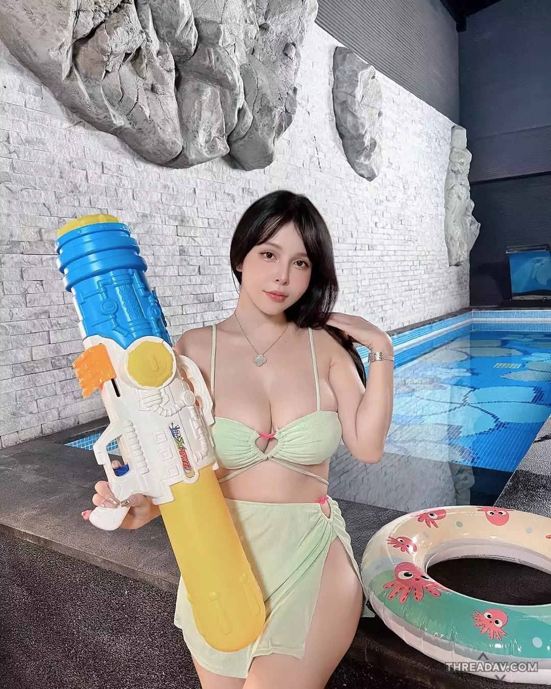性感香菱秀蜜桃身材！比基尼搭配大水槍引爆夏日熱潮
