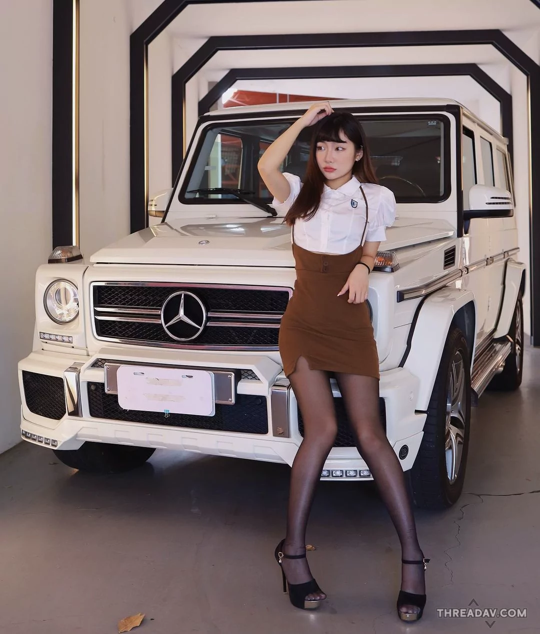 長腿正妹「梗梗」百變姿態賣車，絲襪美腿讓司機超想包！ - 深度評論