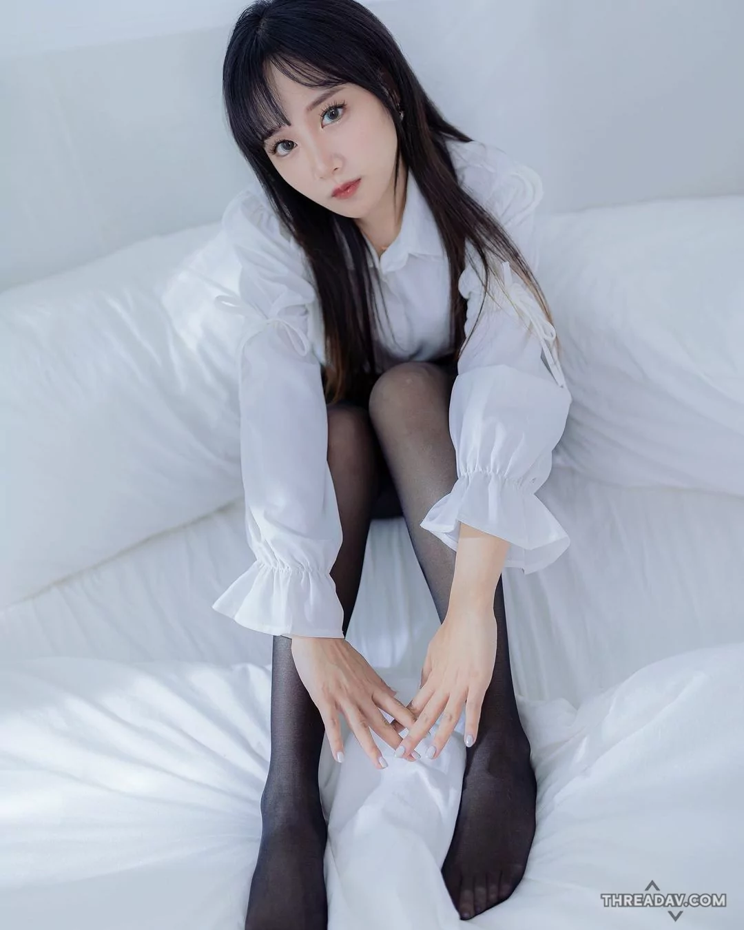 探秘美艷正妹「小皮」的黑絲誘惑：纖長玉腿盡展魅力！