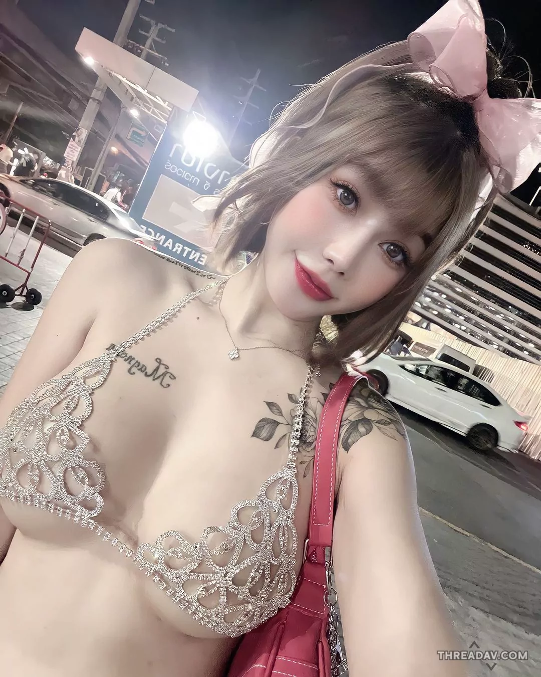 「張嘻嘻」在泰國潑水節大膽亮相，吸引眾人狂射：網美現場實況