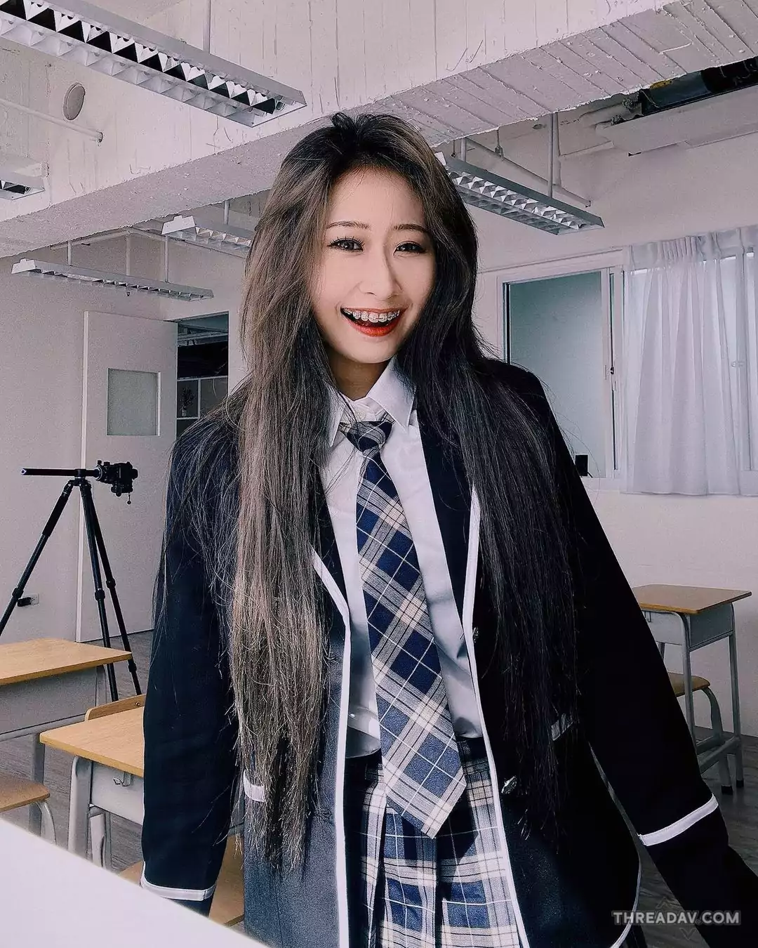 網路美女奎拉變身壞壞保母，制服誘惑無極限！