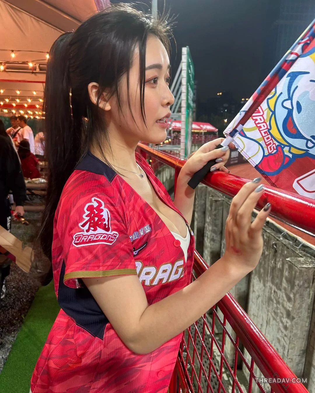 「語萱菈菈」驚人曲線搶鏡！球迷目不轉睛於「乳香烤肉」應援現場