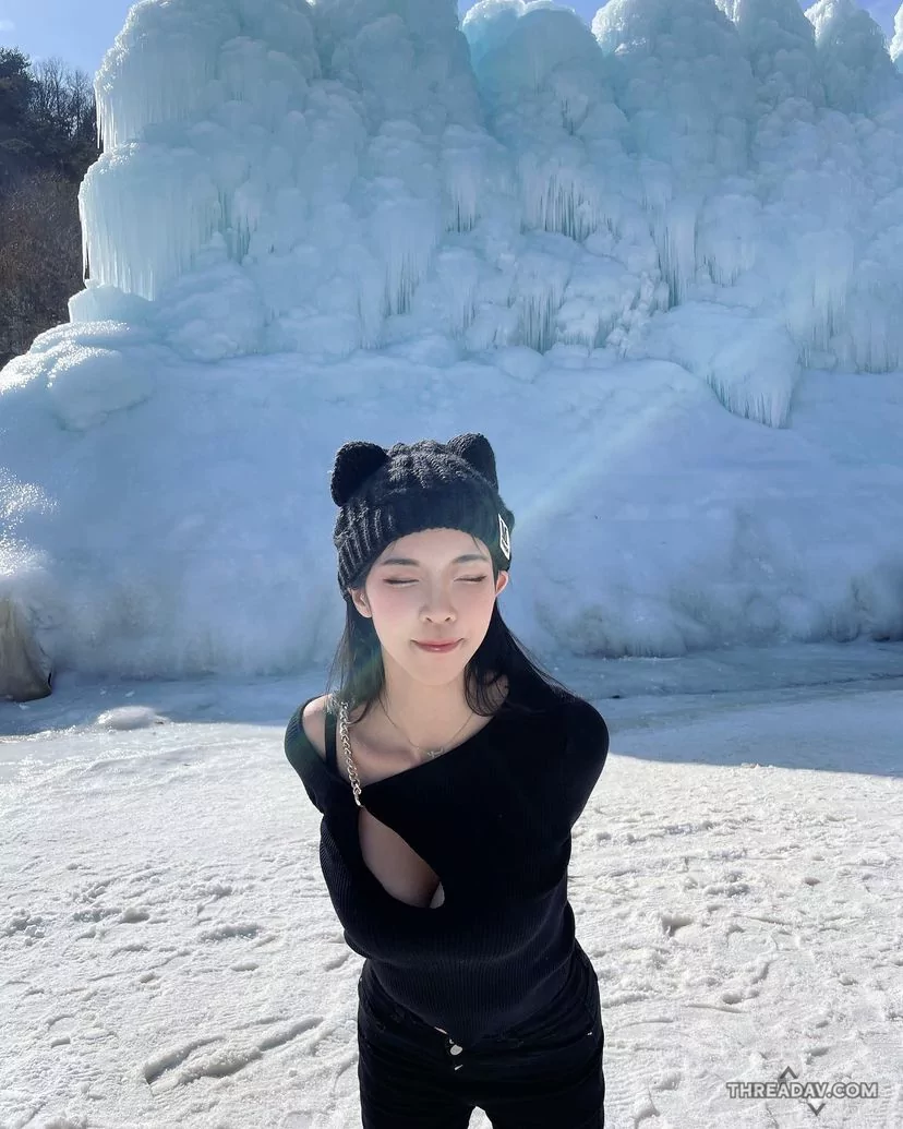 韓國性感長腿妹「羅莉Rolly」雪地裡上空秀裸背，讓你零下也熱起來！