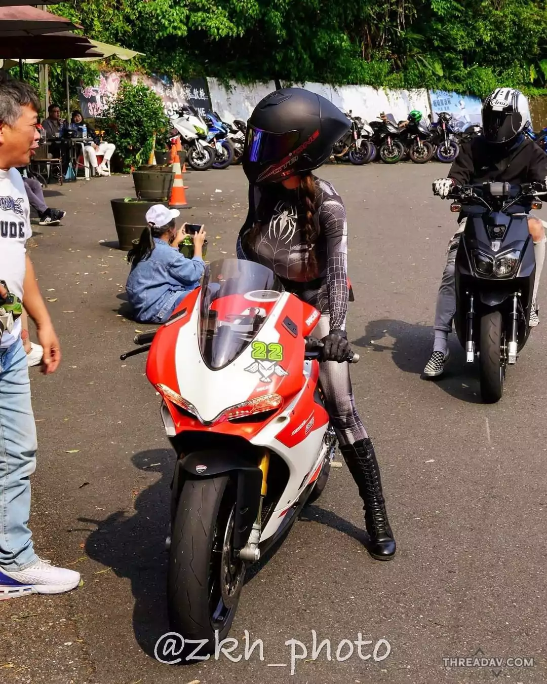 「重機女神現身！北宜公路狂飆"巨乳猛毒女"引爆網路關注」
