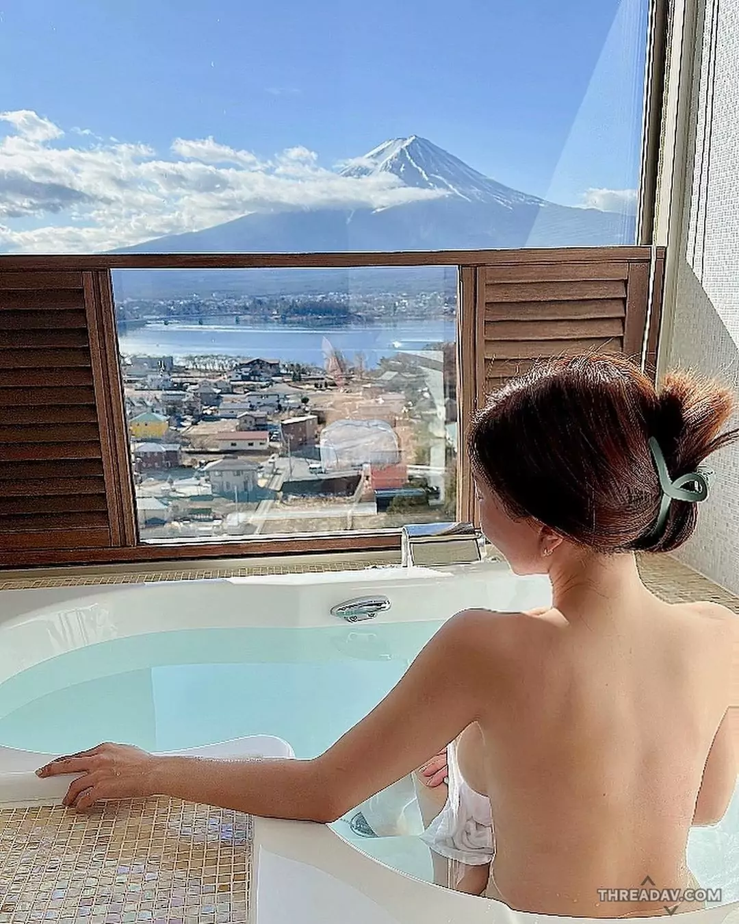 奶油妹「媗媗Maggie」與富士山的絕美對決！浸泡露天浴池的迷人瞬間