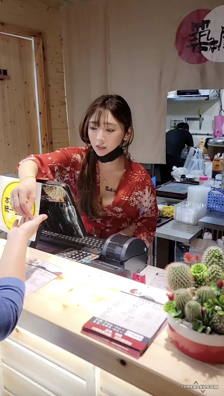 日式餐飲正妹老闆娘「糖糖」，為您穿上爆乳和風浴衣，等您來點餐！ - 網路美女