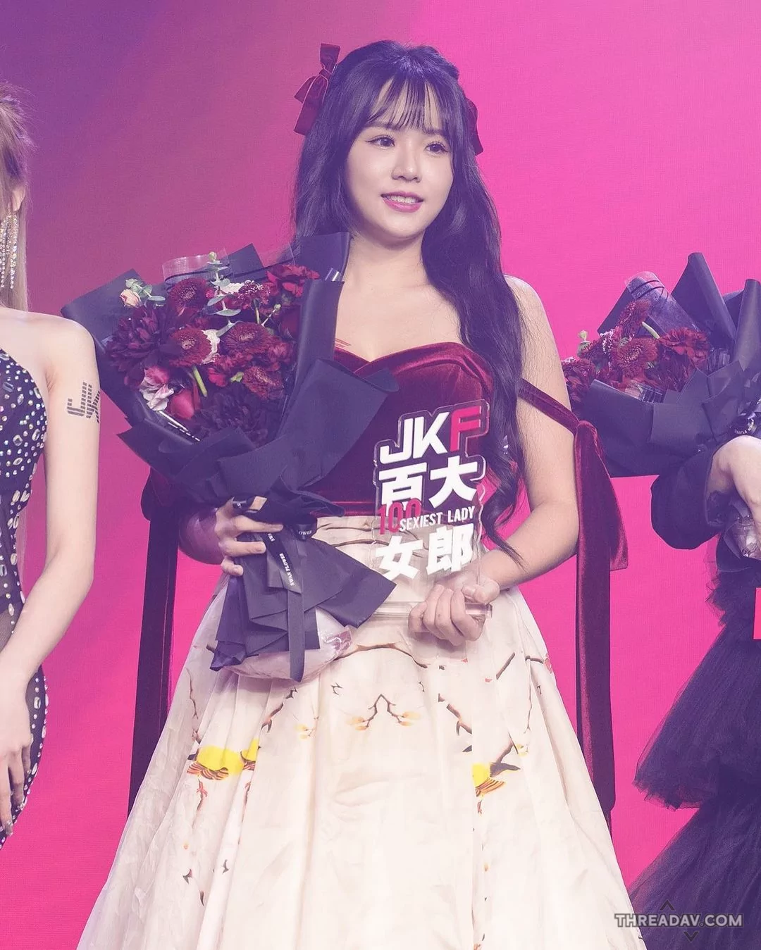 巨乳寵物美容師 Angela 寶7 復古禮服甜美可愛，吸引眾人目光！