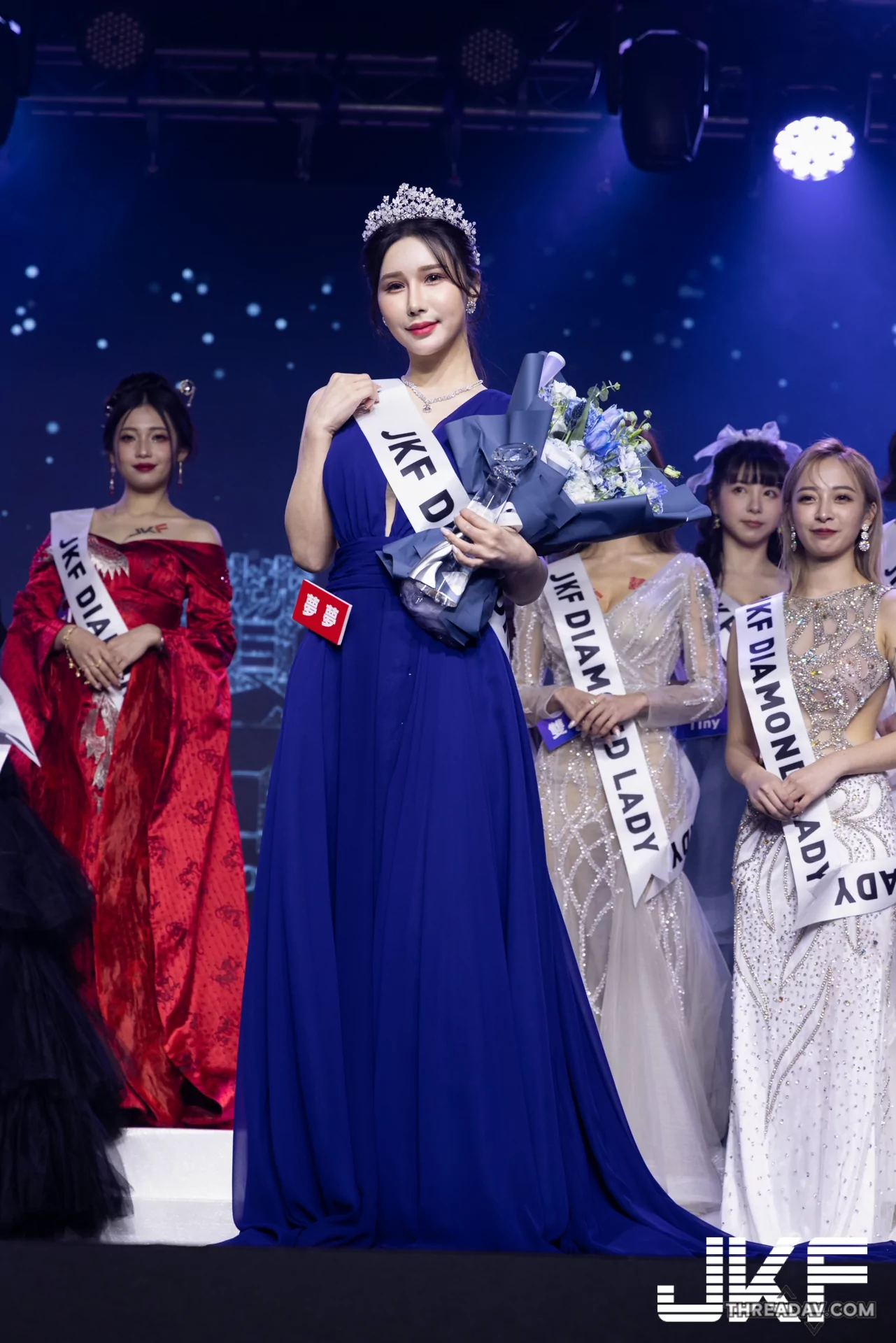 性感長腿女神「夢夢MonMon」穿著超殺禮服露出迷人側乳，網友直呼想親近！- 網路美女