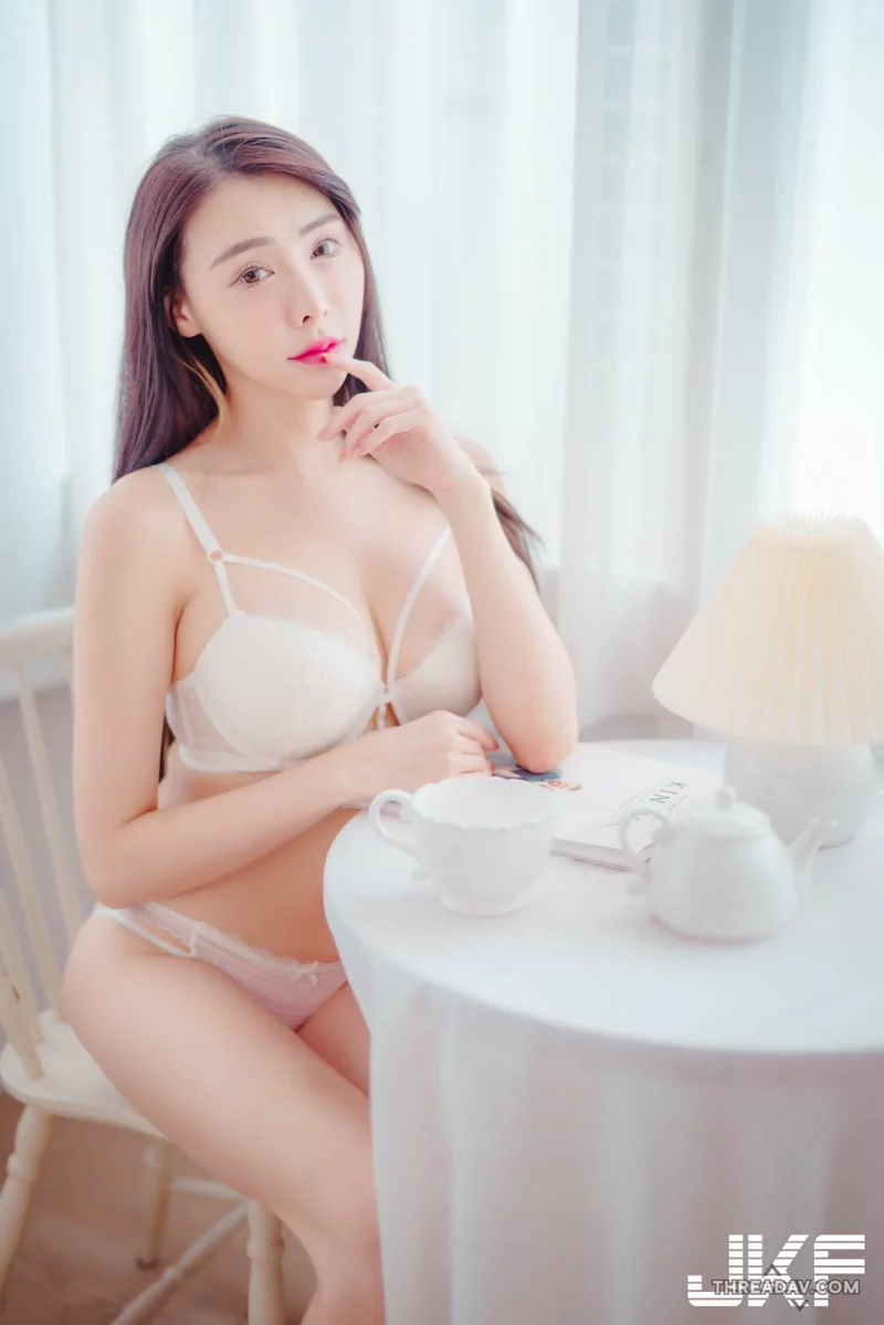 「Aya Tuan」長腿麻豆白色情人節福利！純白內衣大放送，性感車頭燈照亮你的夜晚 - 網路美女