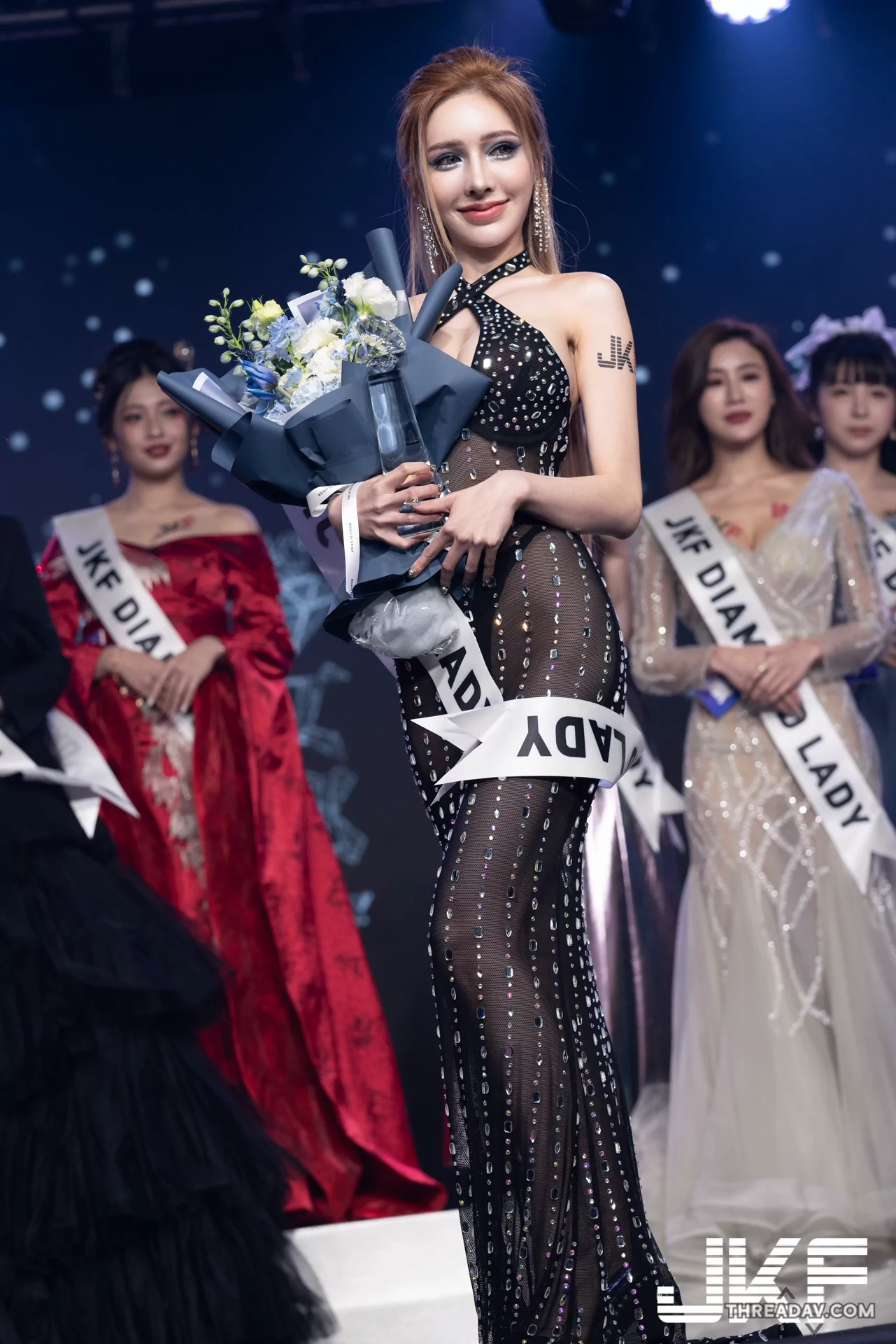 火辣人間芭比「雲嫣」超猛透視禮服現身百大女郎頒獎典禮，網友全看傻眼！