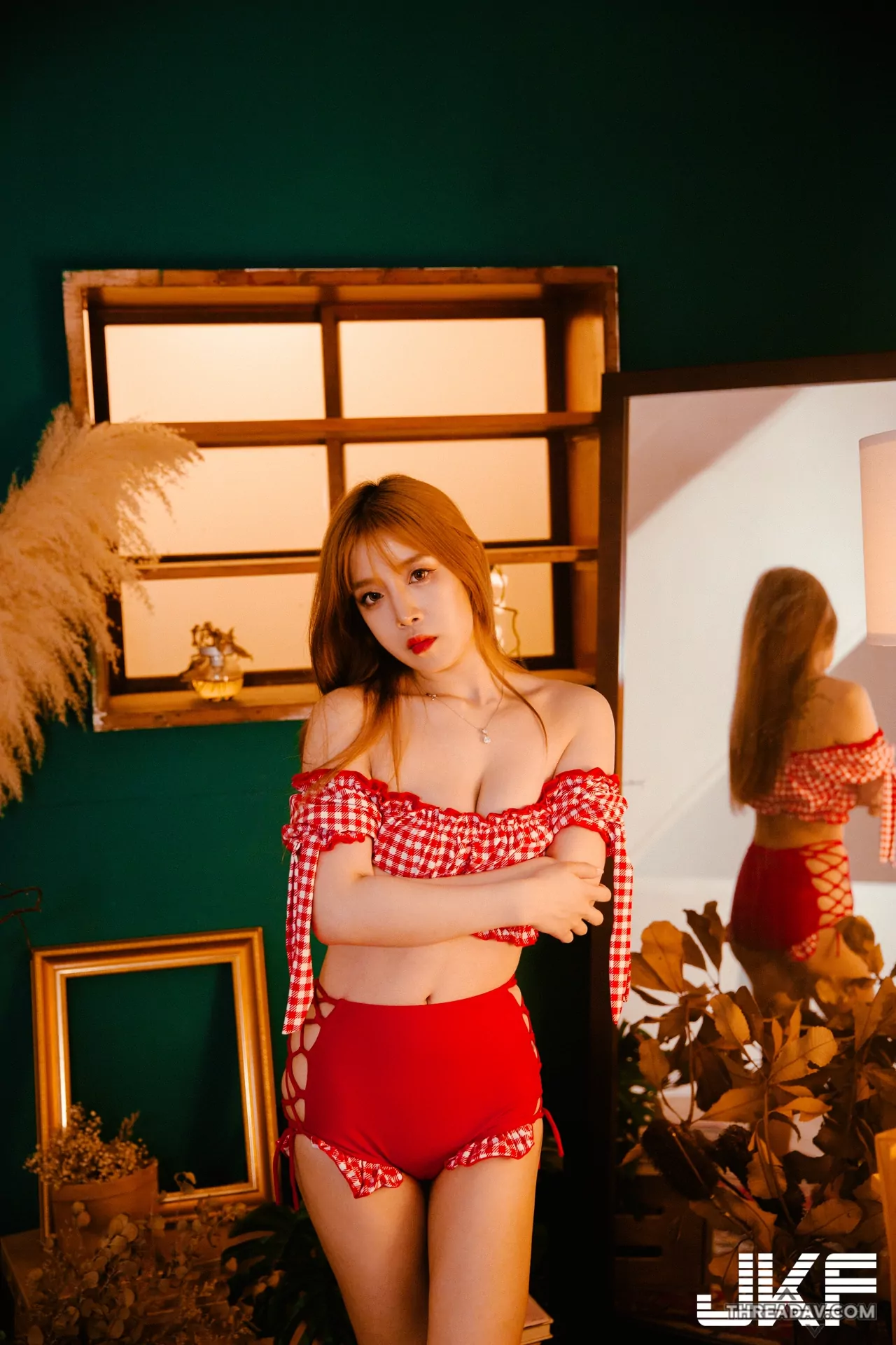 爆乳女神「宇倩Chloe」的絕美誘惑：高腰泳褲展現蜜桃臀！