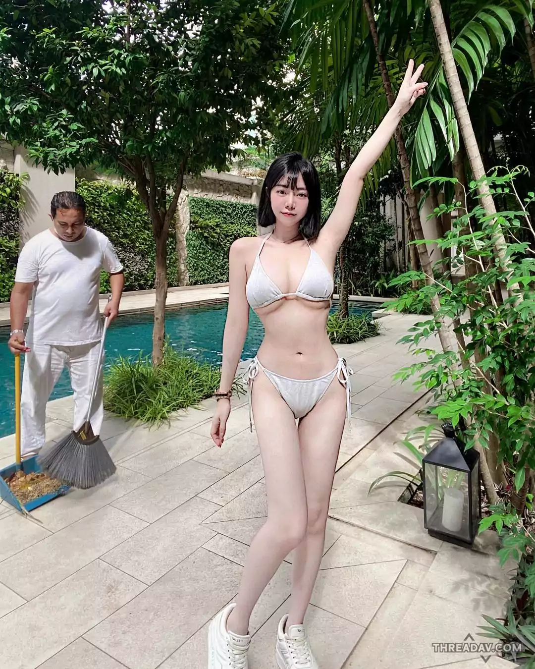 泳裝太小！巨乳小隻馬「米米」南半球罩不住直接溢出來