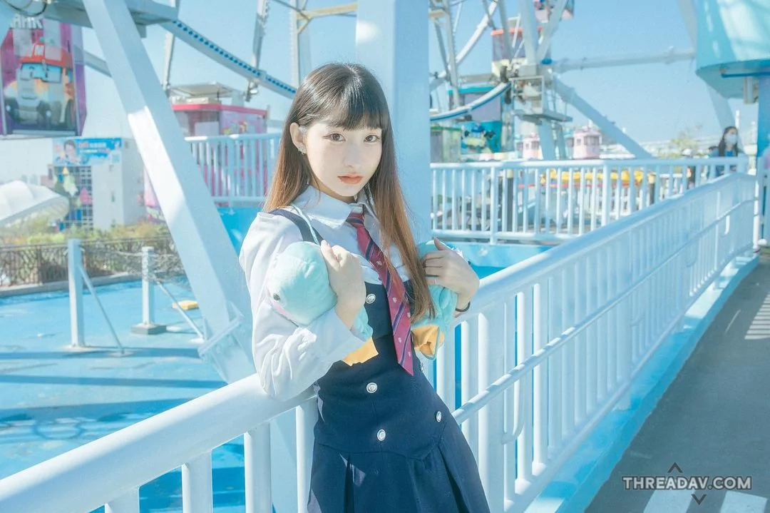驚見遊樂園制服少女「梗梗」！韓式清新美爆表，一眼就愛上！