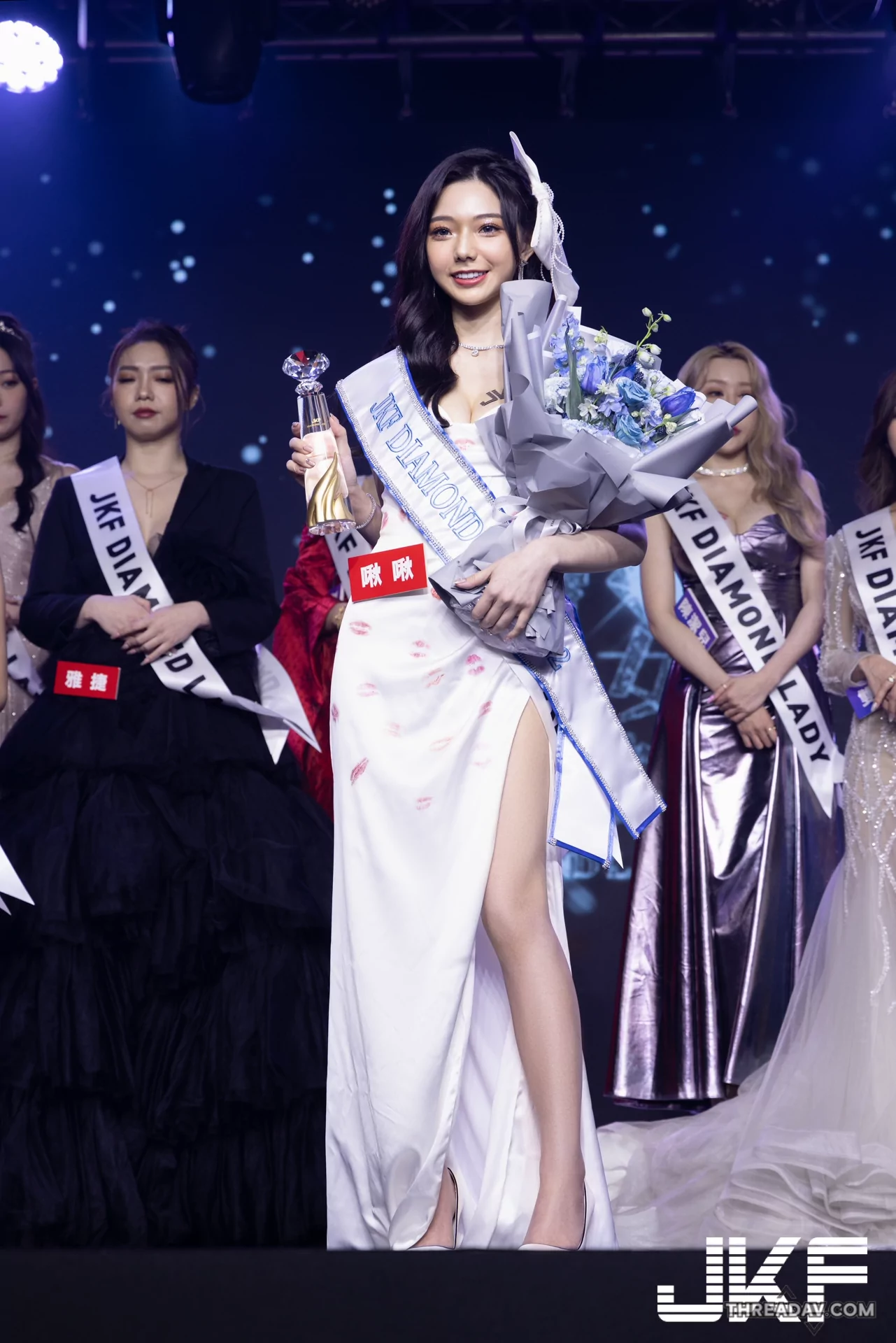 網路美女「啾啾」火辣秀美乳長腿，洋裝上全是唇印！